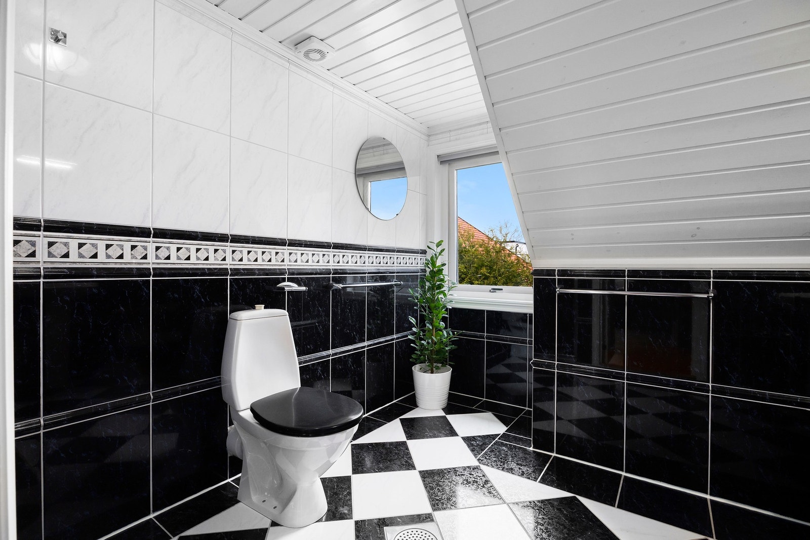 Badet har varmekabler i gulvet og er innredet med dusjnisje, søylevask og gulvstående toalett. Galleribilde