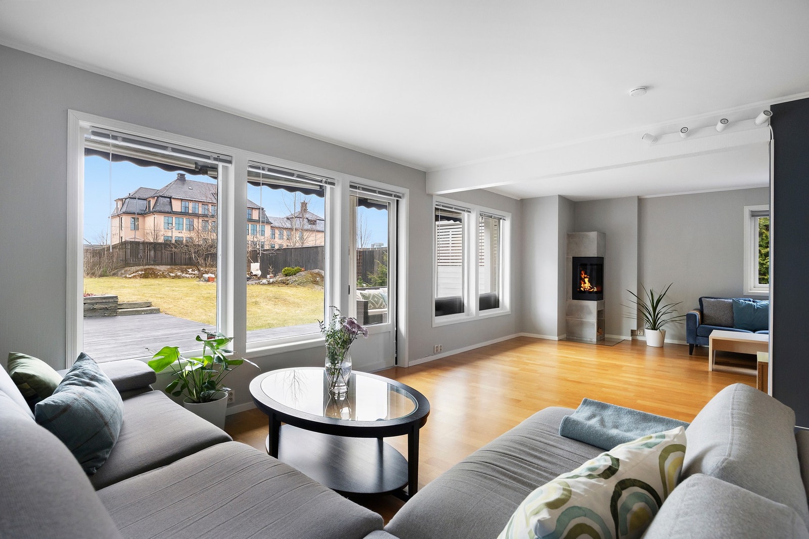 Stuen fremstår som husets hjerte som innbyr til hygge, og er et naturlig samlingspunkt for hele familien. Galleribilde