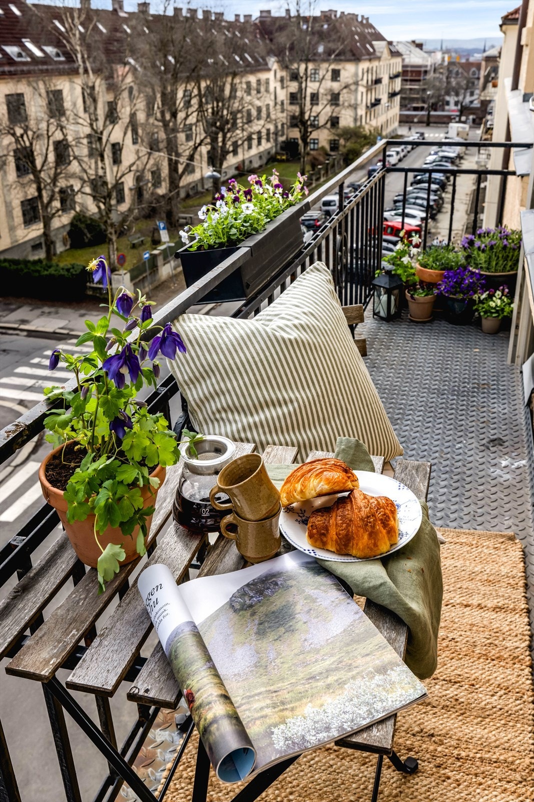 Balkongen er
østvendt og selger opplyser at det er sol fra ca. kl. 06.00 om morgningen til ca. kl. 15.00 på sommerstid. Galleribilde