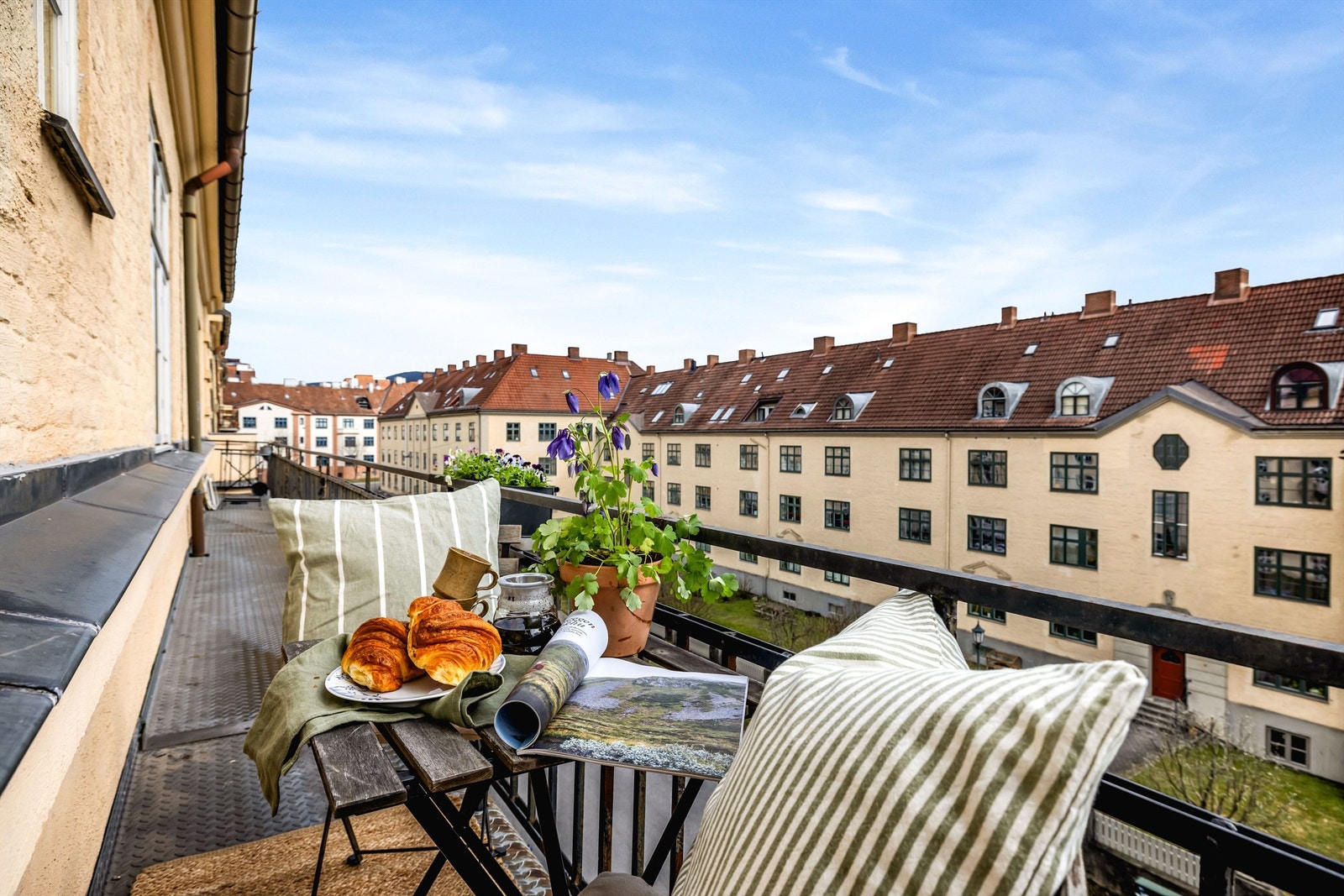 Koselig uteplass med flott utsyn over de klassiske Torshovgårdene. Galleribilde