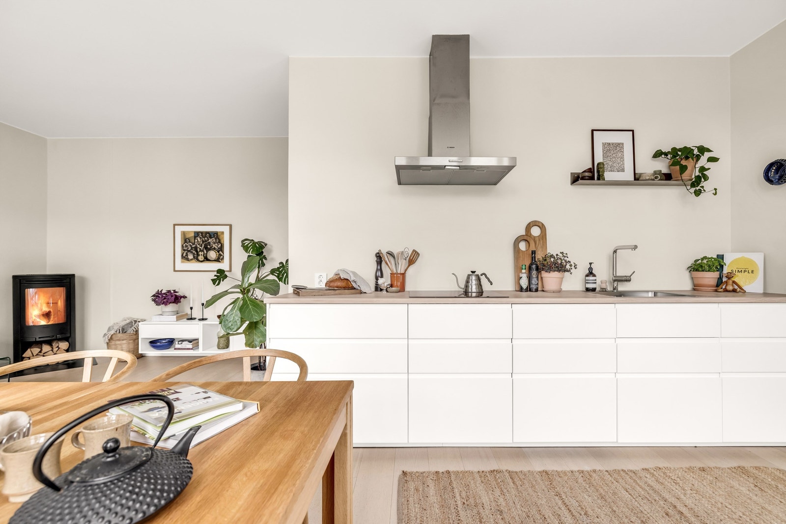 Innredningen er i slette fronter fra IKEA med god skap- og benkeplass. Galleribilde