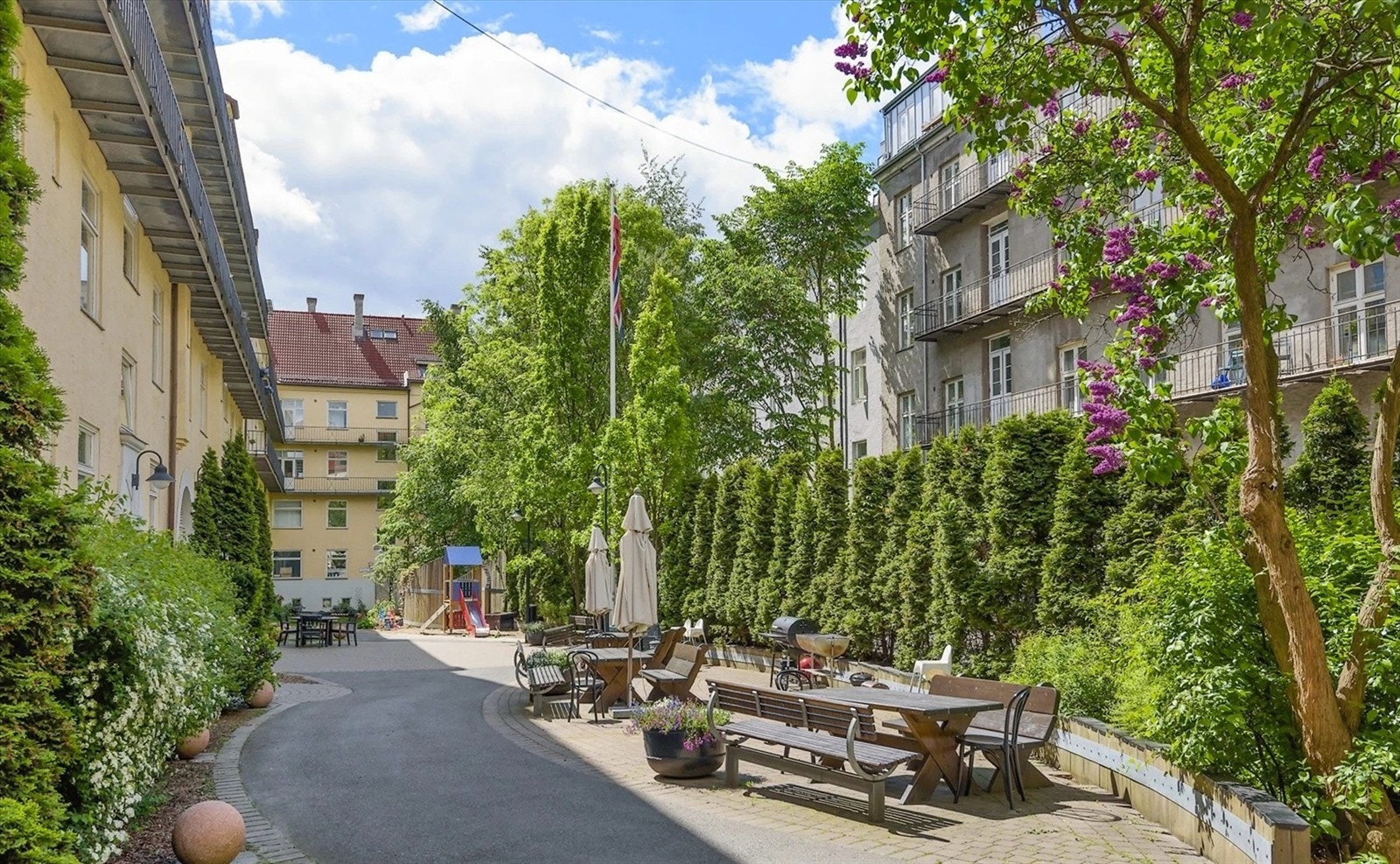 Klassisk Torshovgård med frodige og parkmessige opparbeidet bakgård. Galleribilde