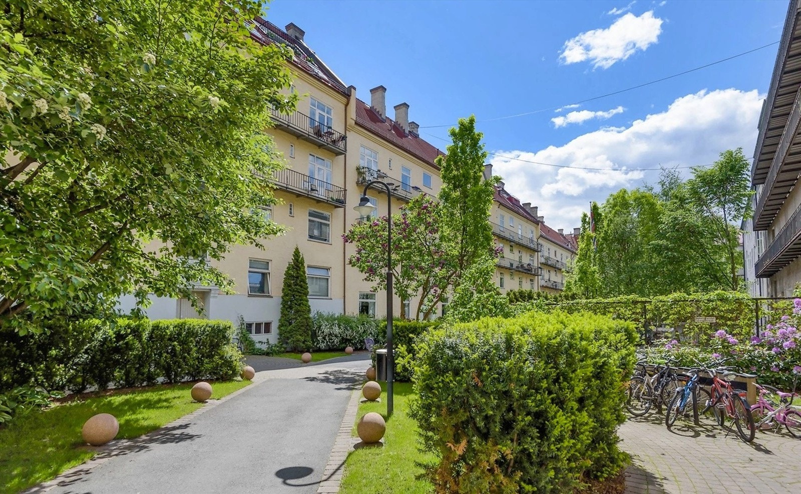 Idylliske omgivelser i bakgård. Galleribilde