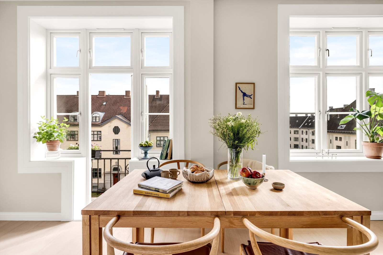 Fra kjøkkenet er det utgang til en herlig balkong. Galleribilde