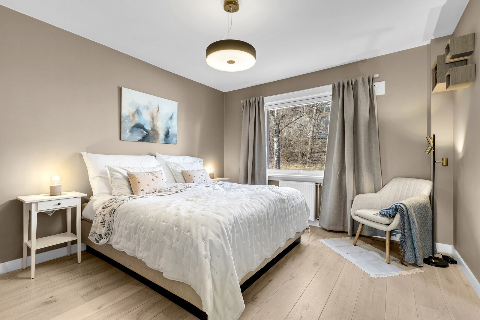 Romslig hovedsoverom med god plass til dobbeltseng. Galleribilde