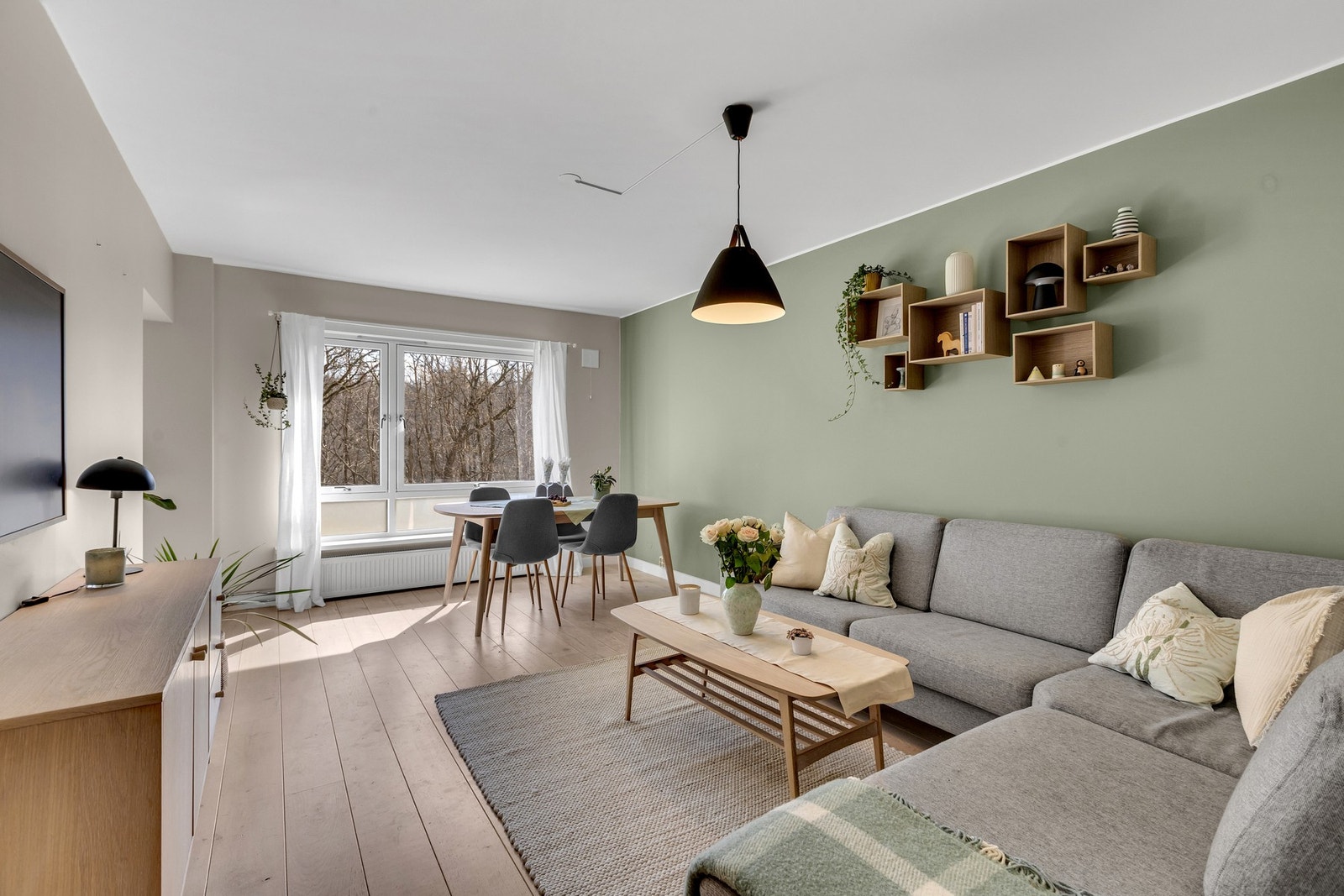 Velkommen til denne flotte 3-roms leiligheten beliggende i et populært og familievennlig område på Frysja. Galleribilde