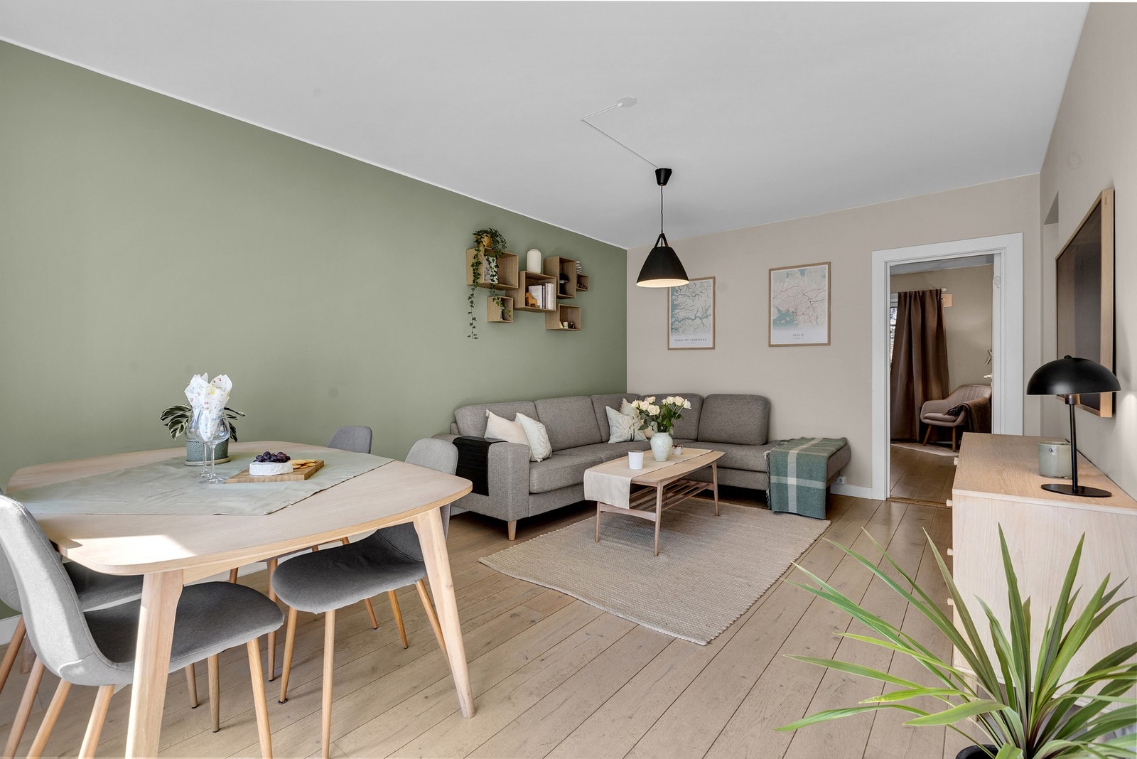 Åpen og luftig stue med naturlig lysinnslipp og egen sone for spiseplass. Galleribilde