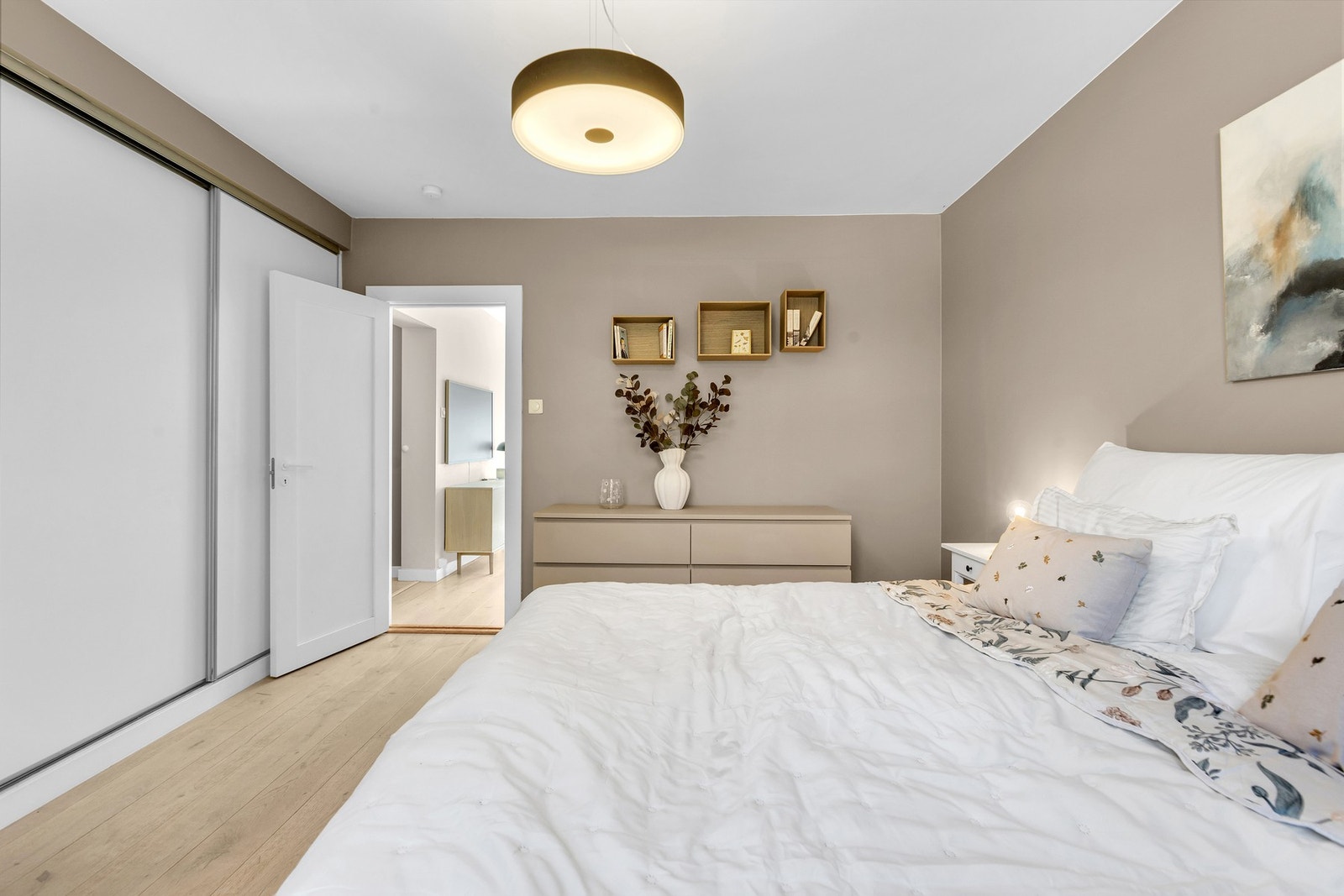 Skyvedørsgarderobe med rikelig med lagringsplass. Galleribilde