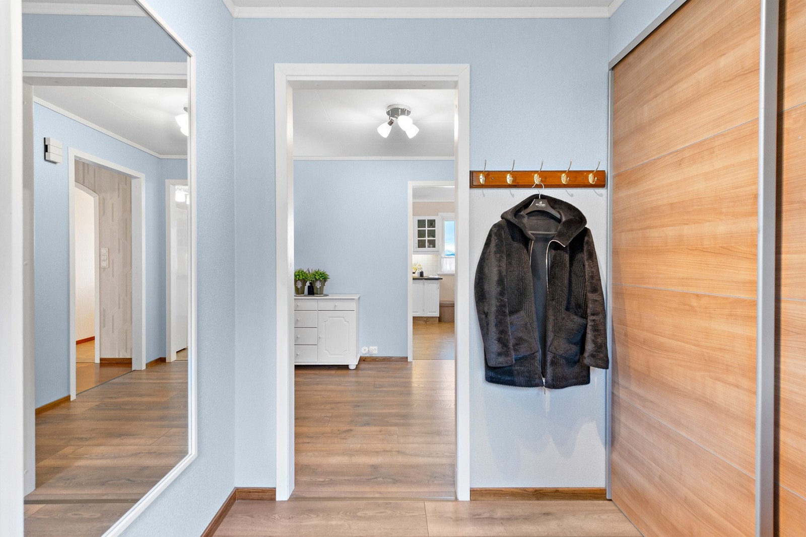 Vindfang med skyvedørsgarderobe Galleribilde