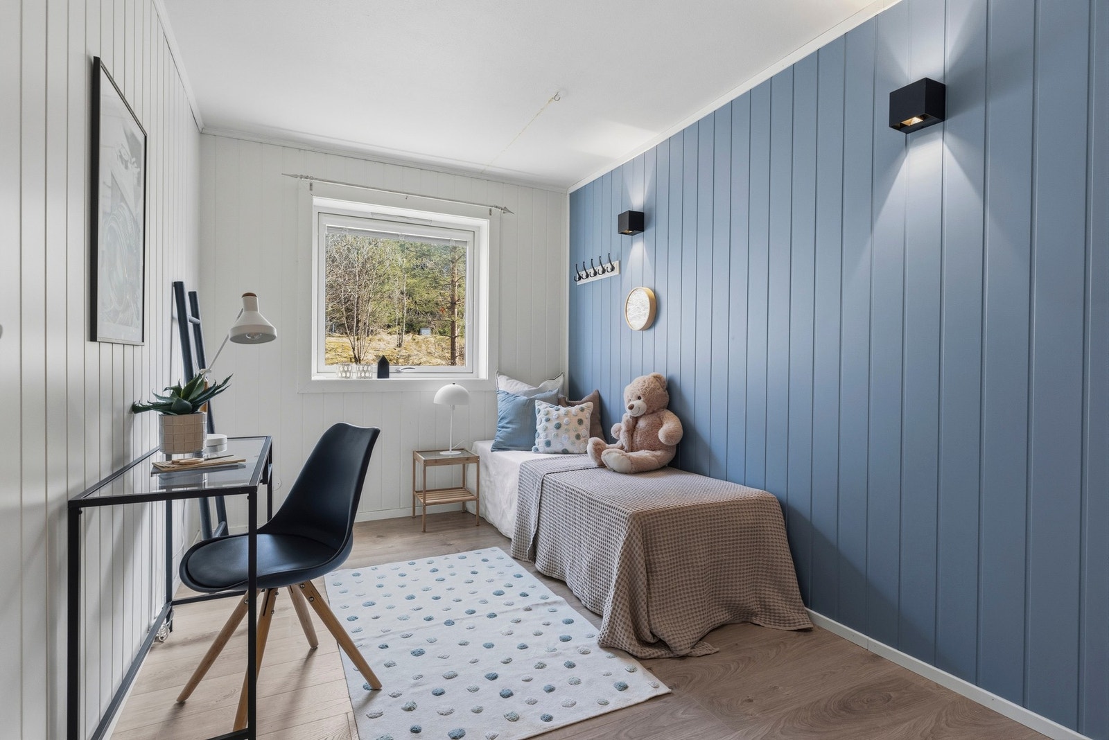 Soverom 3. Dette rommet var opprinnelig en del av stuen, men det er satt opp en lettevegg, slik at man nå har tre soverom. Vil man ha en større stue, så kan dette rommet med enkle grep innlemmes i stuen. Galleribilde
