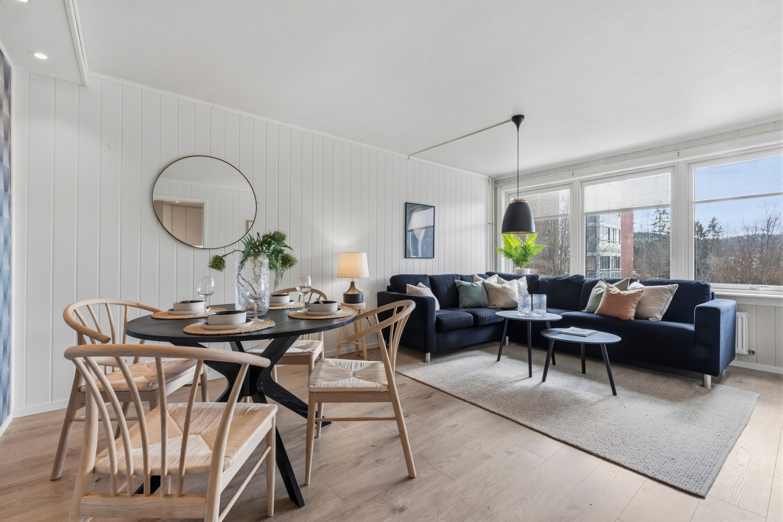 I stuen er det plass til en sofagruppe med tilhørende tv-møblement, samt en spisestue. Galleribilde
