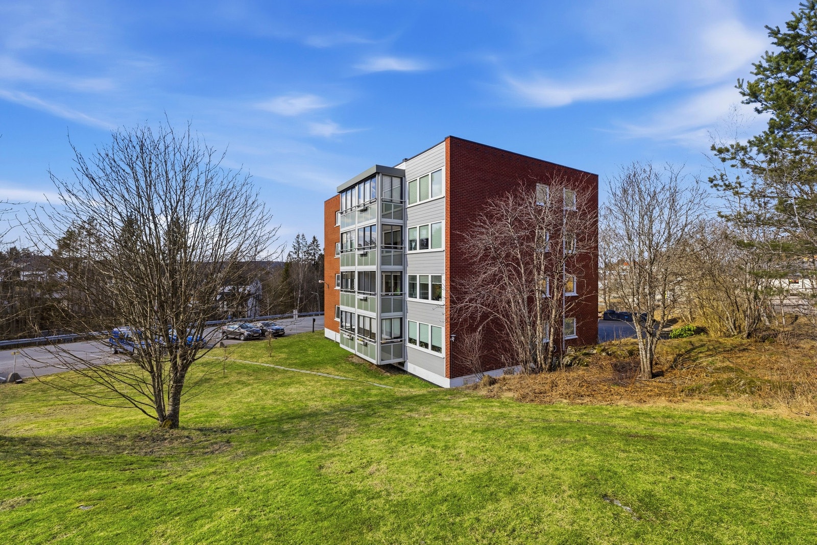 Borettslaget har flotte uteområder. Fra leiligheten er det kort vei til barneskole, ungdomsskole, butikker, bussholdeplass og flotte turområder i Østmarka. Galleribilde