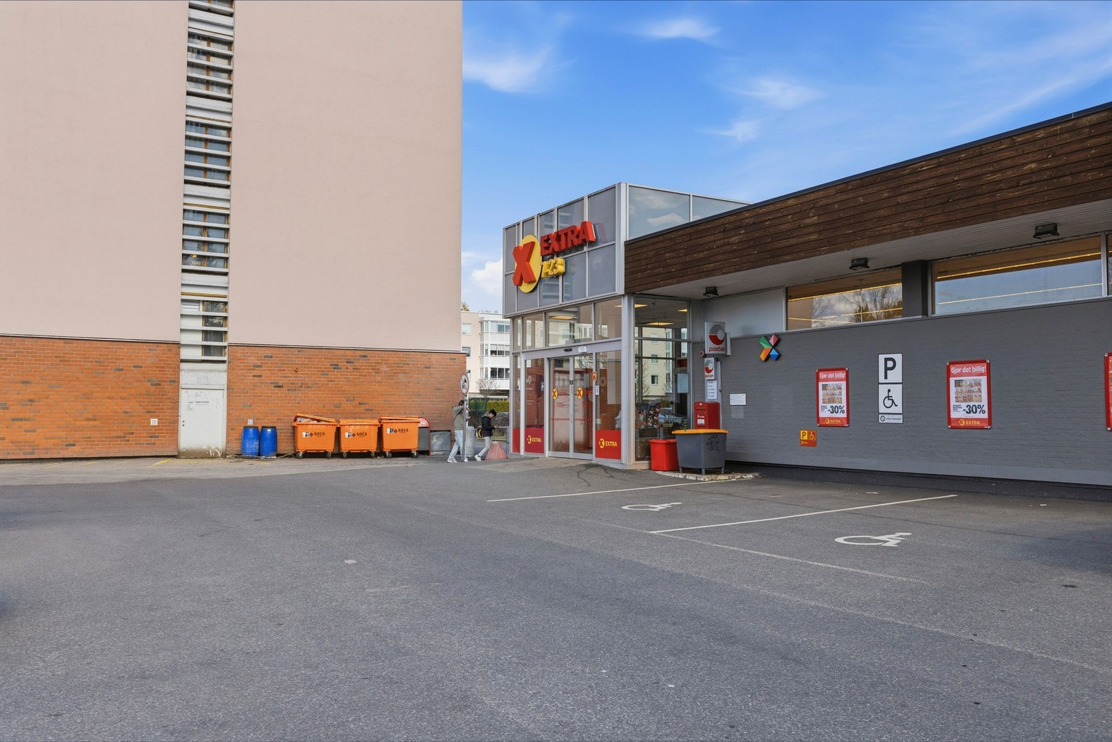 I umiddelbar nærhet er det to Coop Exstra butikker, en på Løvenstad og en på Kurland. Galleribilde