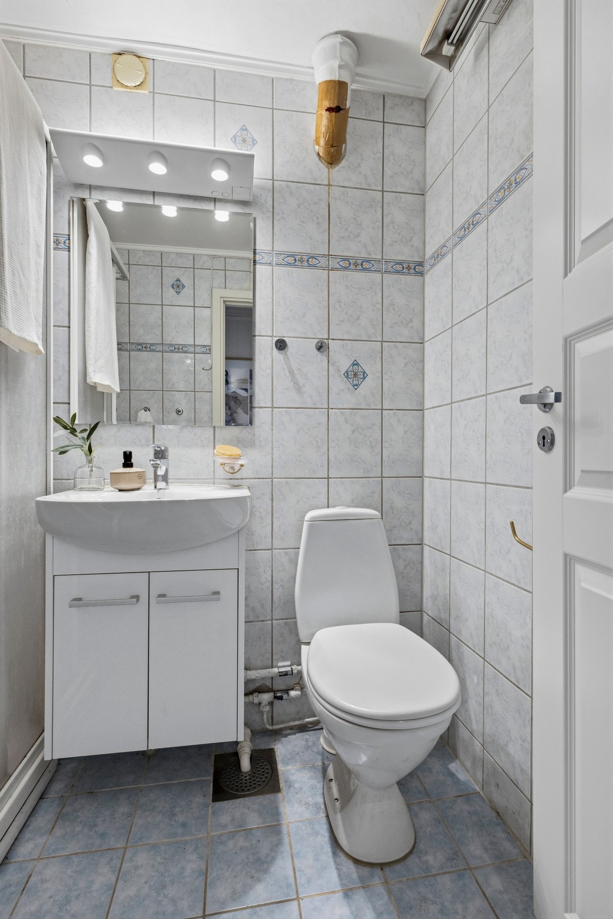 På badet er det et toalett, dusjkabinett, veggspeil med overliggende belysning, baderomsinnredning med
høyglans fronter og heldekkende servant. Galleribilde