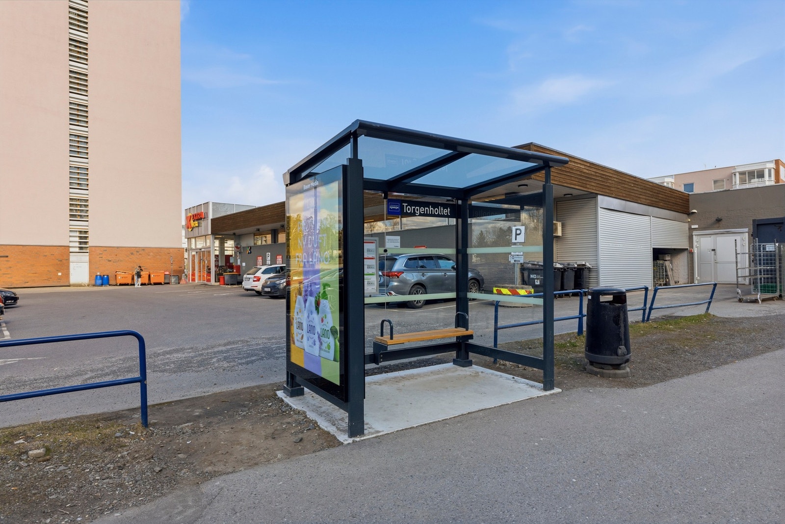 Fra leiligheten er det kort gangavstand til bussholdeplass. Galleribilde