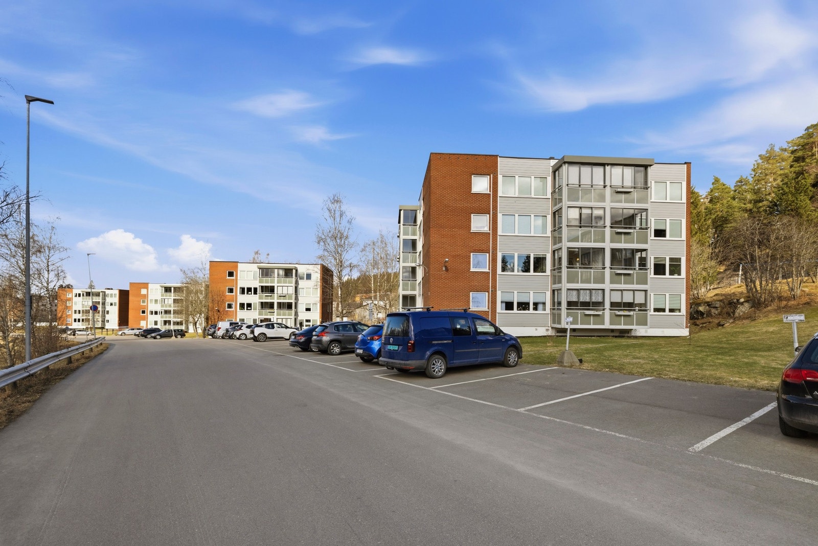 Det følger med en biloppstillingsplass til leiligheten. Galleribilde