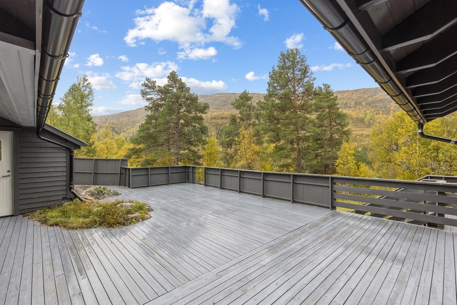 Stor terrasse i fremkant av hytten Galleribilde