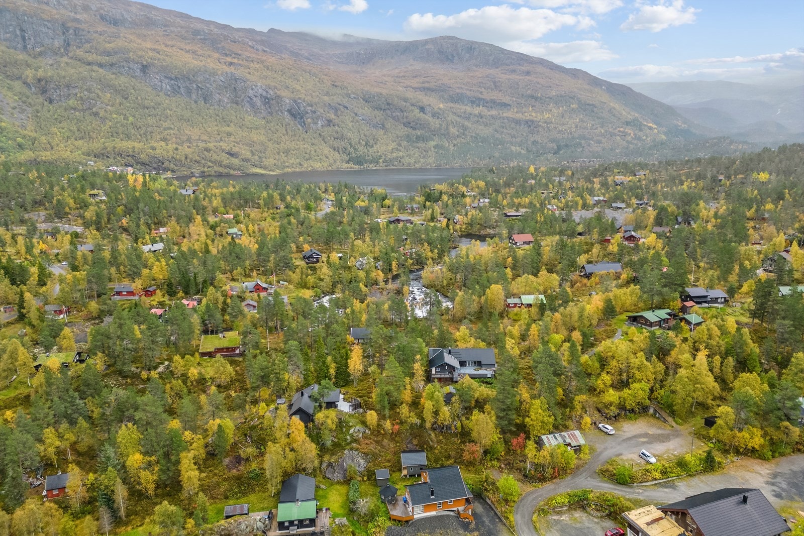 En sjarmerende og koselig hytte med en naturskjønn beliggenhet venter på deg i dette attraktive hytteområdet på Løyning, Seljestad Galleribilde