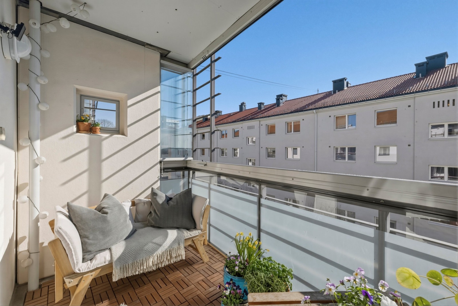 - Det er lagt treheller på gulv. Rekkverk i metall med innfelte glassplater. Skyveglass for innglassing - Galleribilde
