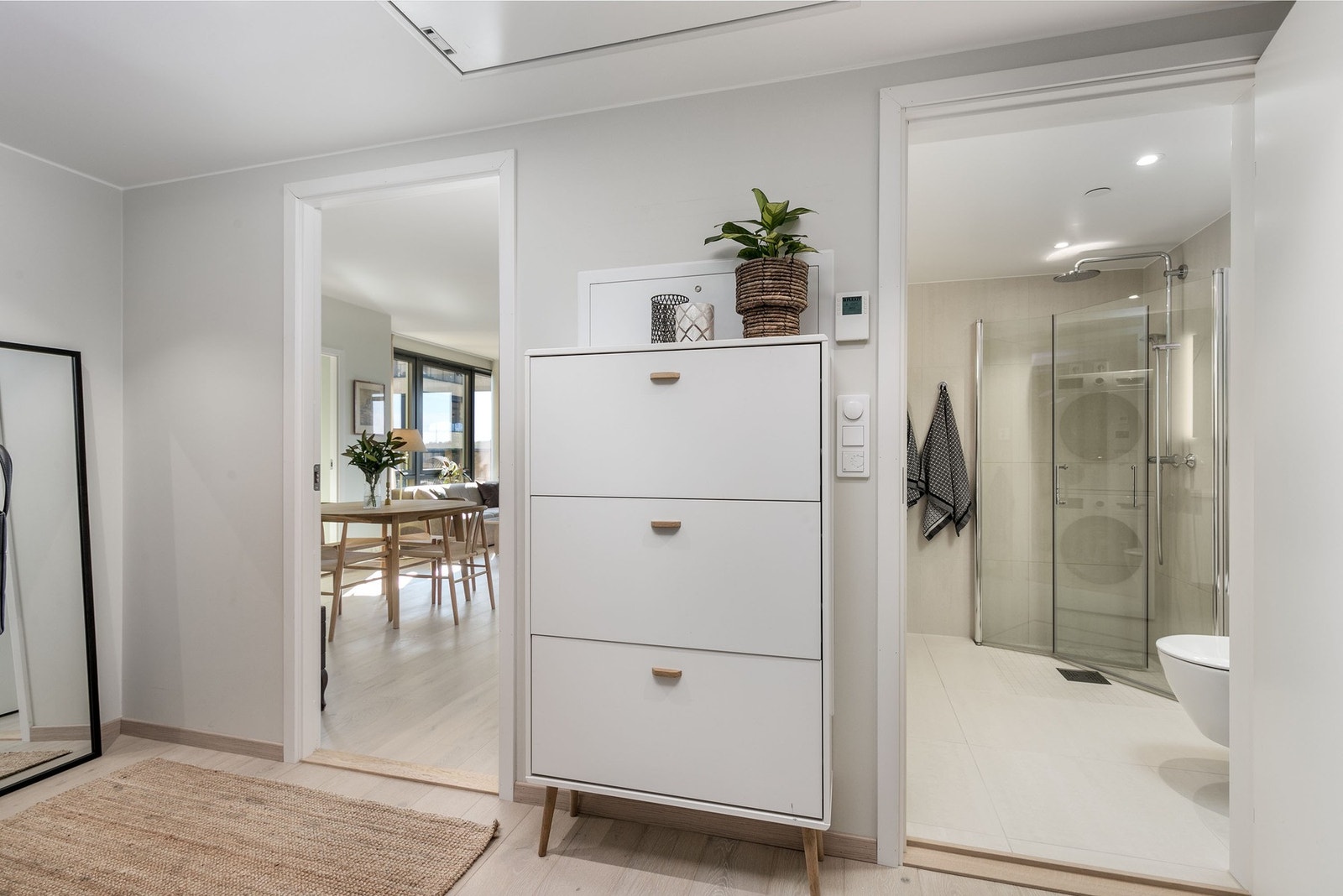 Velkommen inn i en innbydende og lys entré som gir et svært godt førsteinntrykk av boligen. Her er det plass til å sette inn skyvedørsgarderobe. Galleribilde