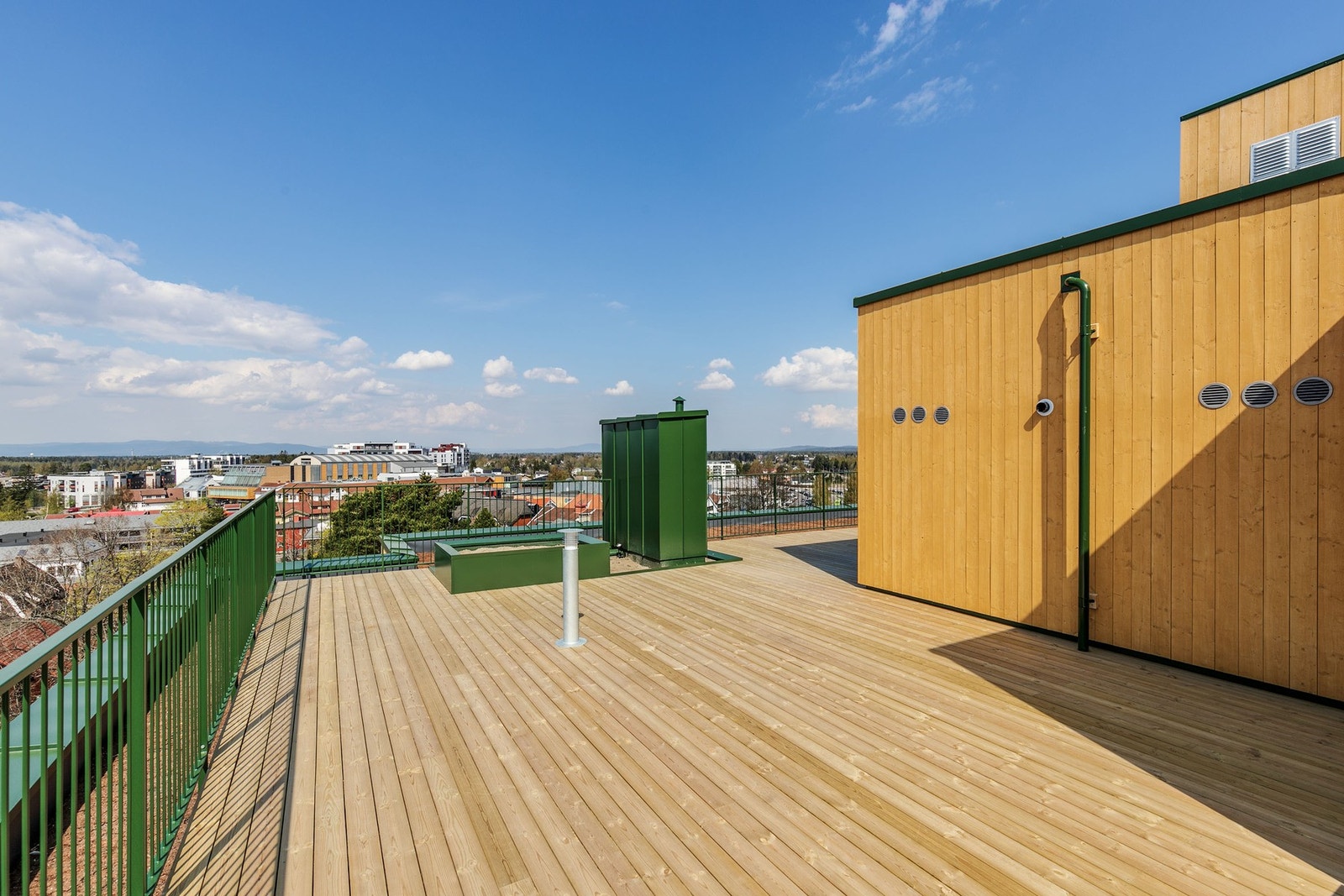 Felles takterrasse med flott utsyn over Jessheim. En attraktiv møteplass i sameiet. Galleribilde