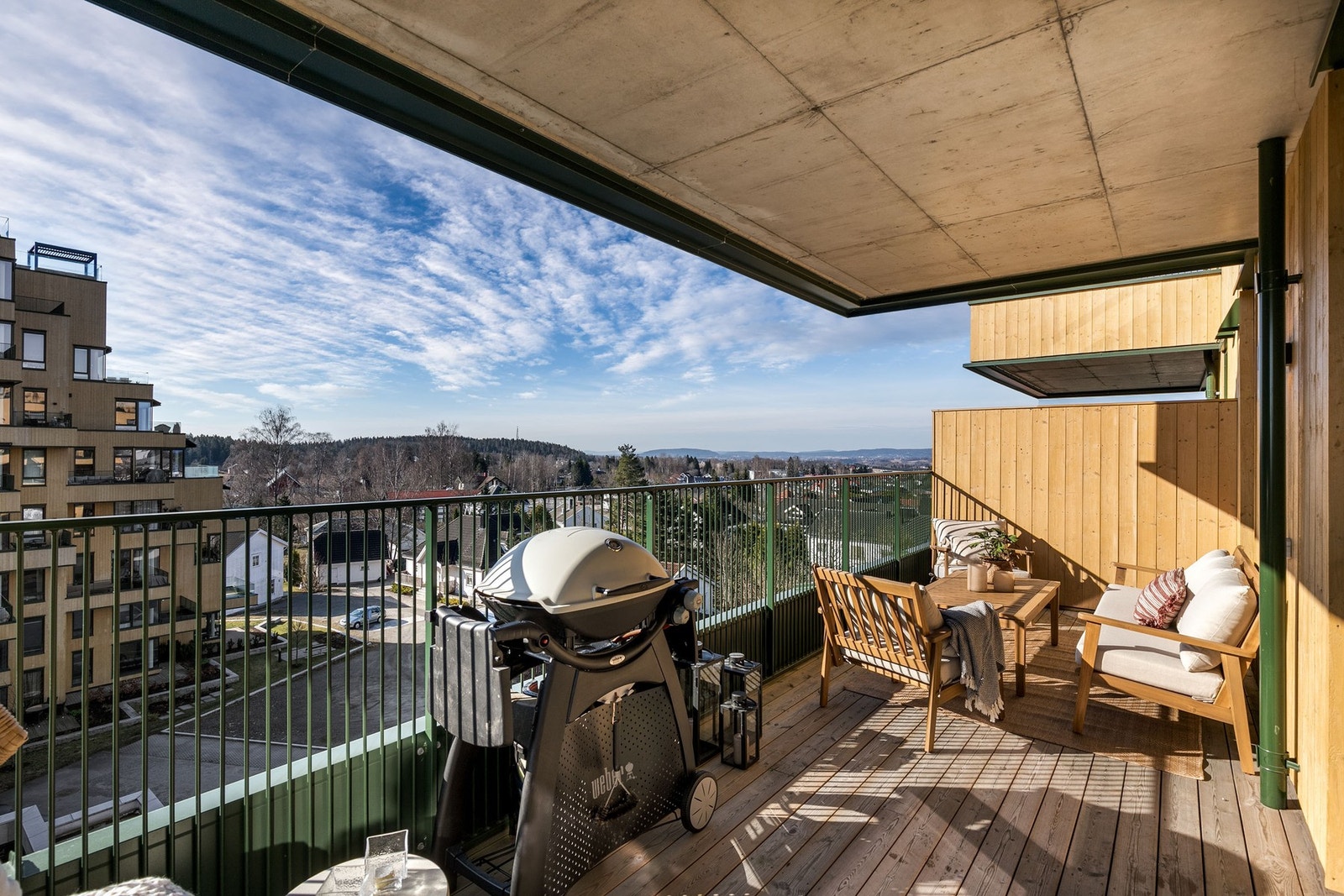 Her er det god plass til utemøbler, grill og sosiale sammenkomster for både store og små. Galleribilde