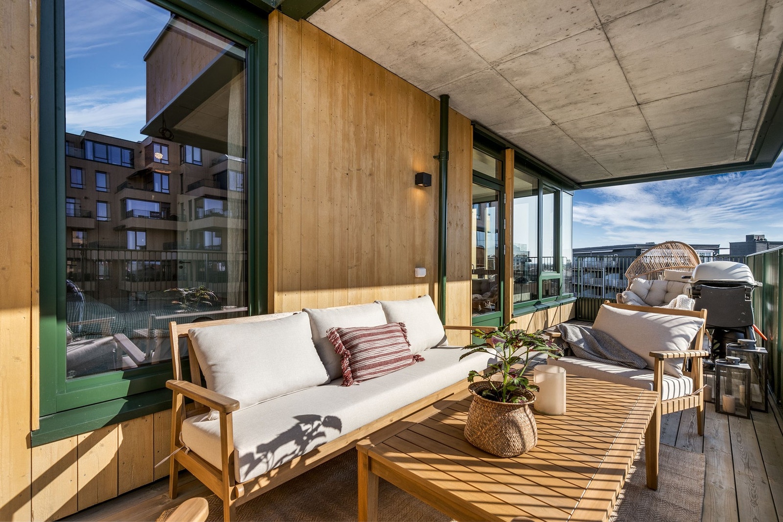 Balkongen er oppført i betongkonstruksjon med terrassebord og rekkverk i solide materialer, og holder en gjennomgående god standard. Galleribilde