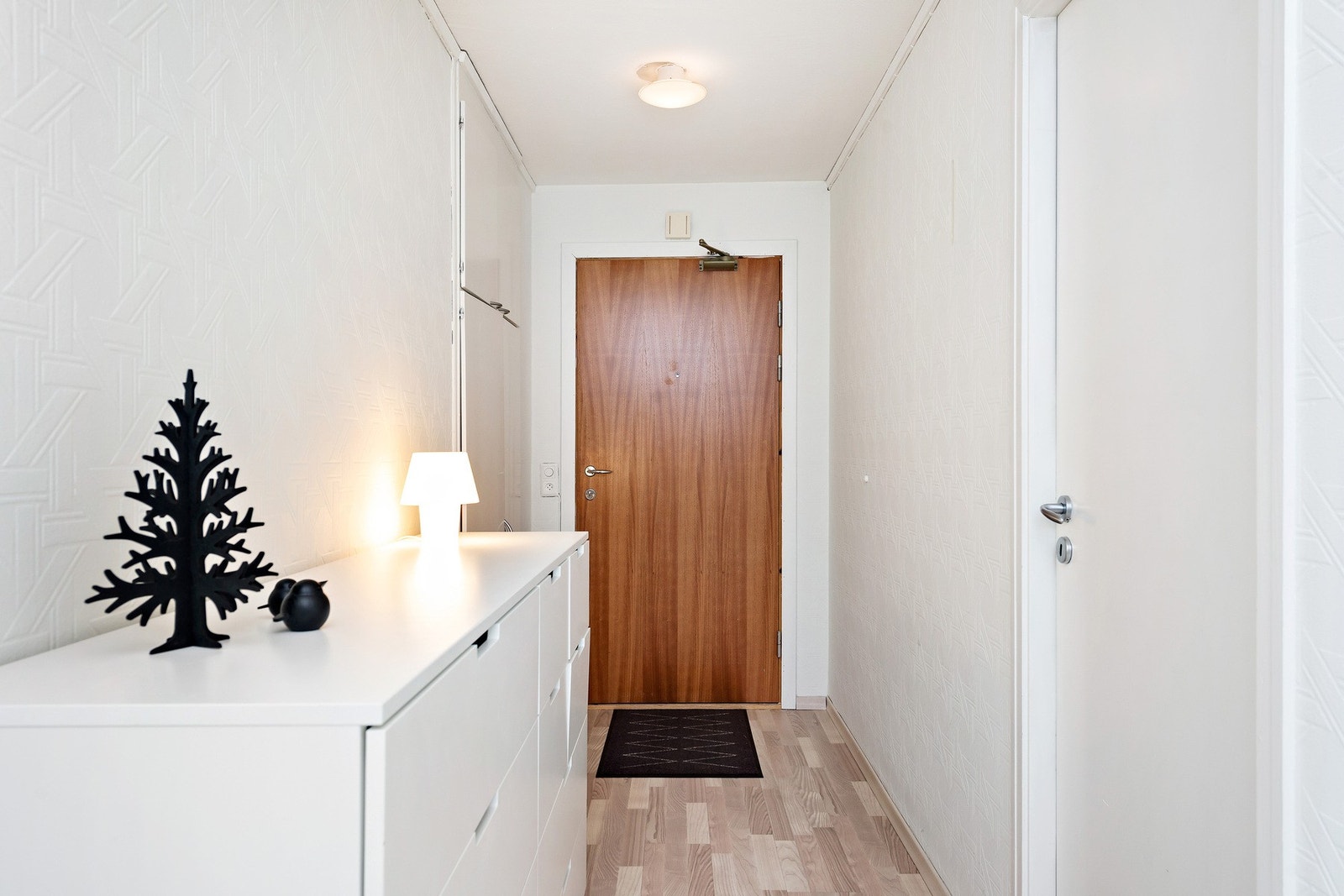 Det første som møter deg er en lys entre med adkomst til soverom, bad og stue Galleribilde