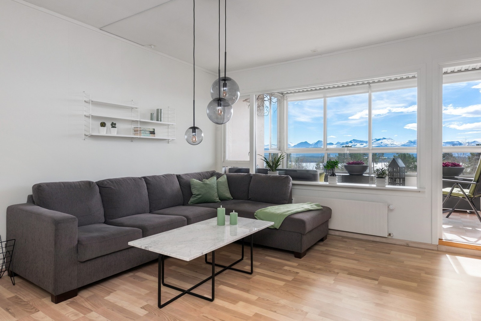 Fra stuen er det adkomst til en innglasset balkong på hele 10m² Galleribilde