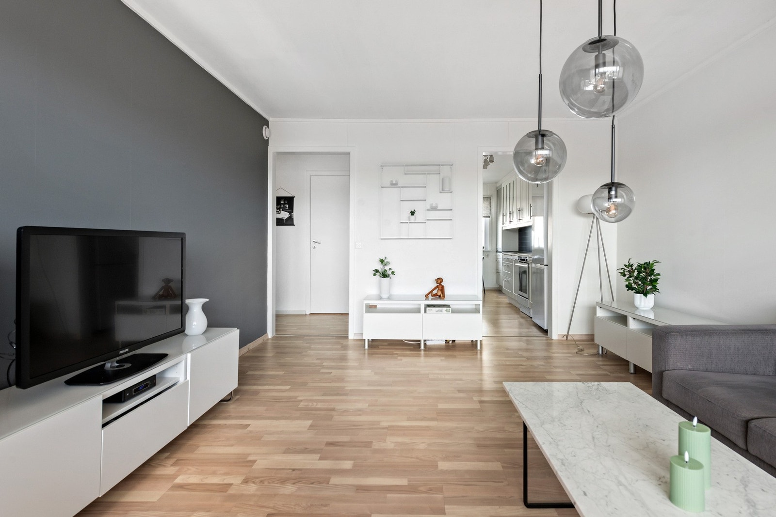 Leiligheten fremstår som velholdt og inneholder kjøkken, bad, soverom, stue, gang og innglasset balkong Galleribilde