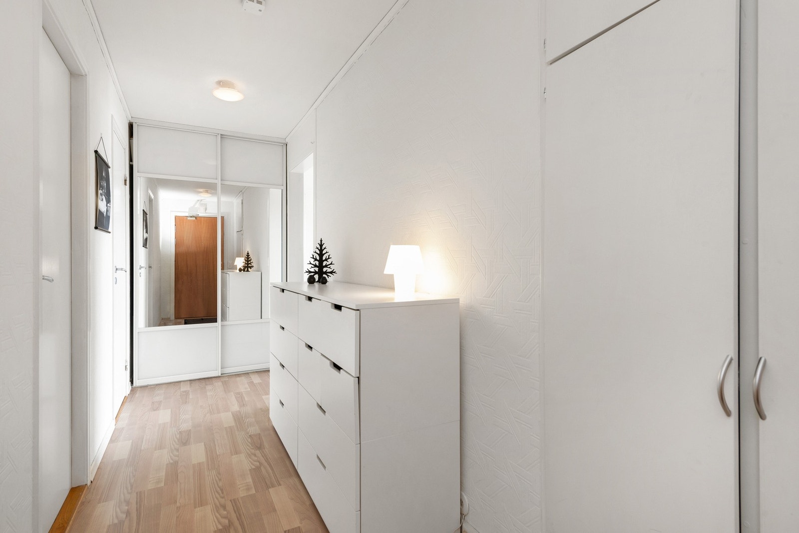 Lys entré med integrert garderobeskap og skap som gir rikelig med oppbevaringsmuligheter Galleribilde