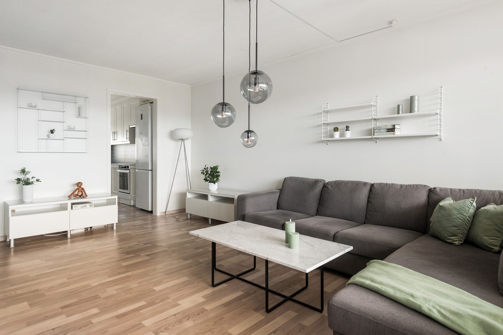Romslig og lys stue med god plass til sofaseksjon Galleribilde