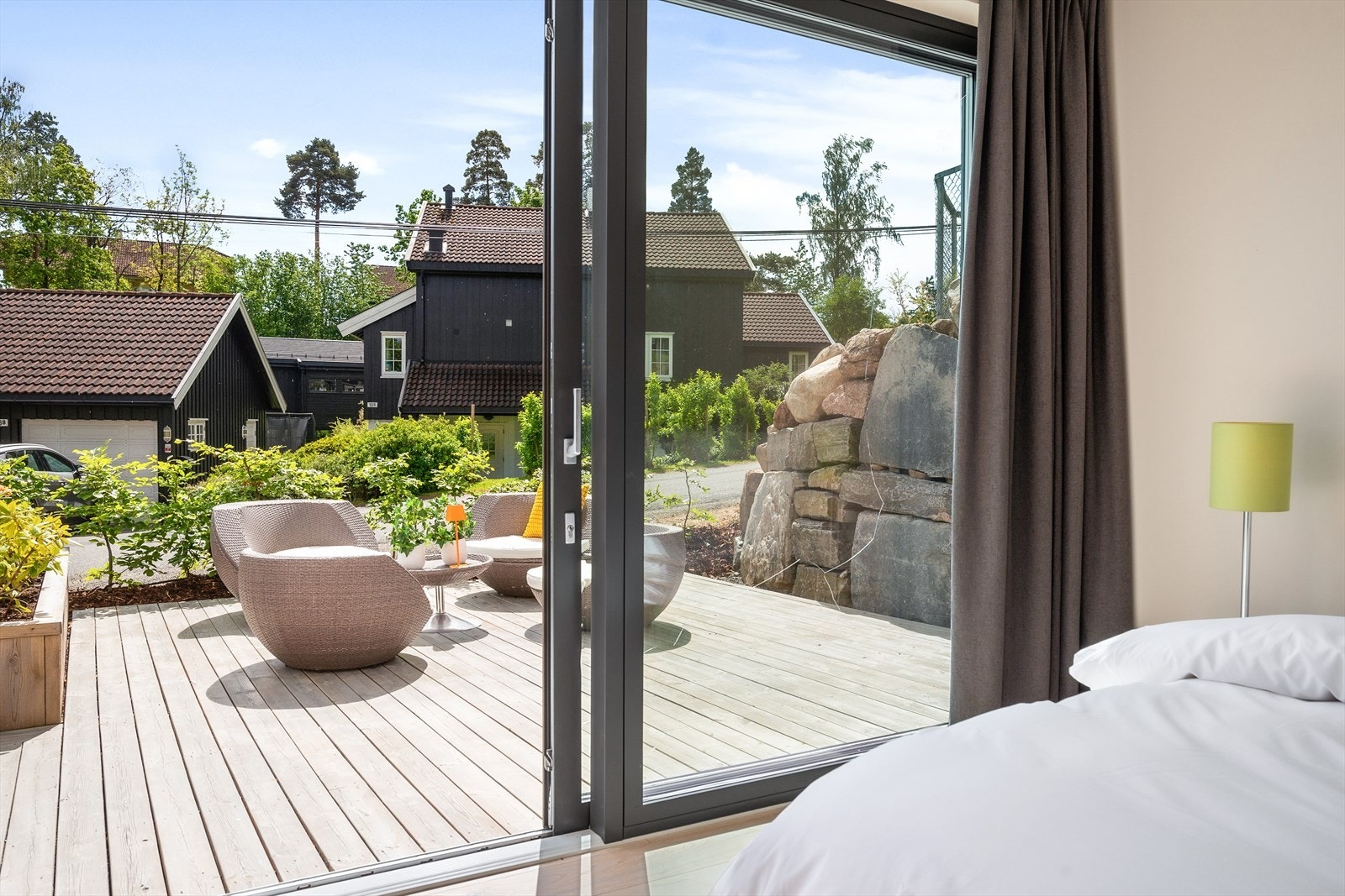 Rommet har store vindusflater og skyvedør ut til terrasse, som gir flott lysinnslipp og direkte adkomst til uteområdet. Galleribilde