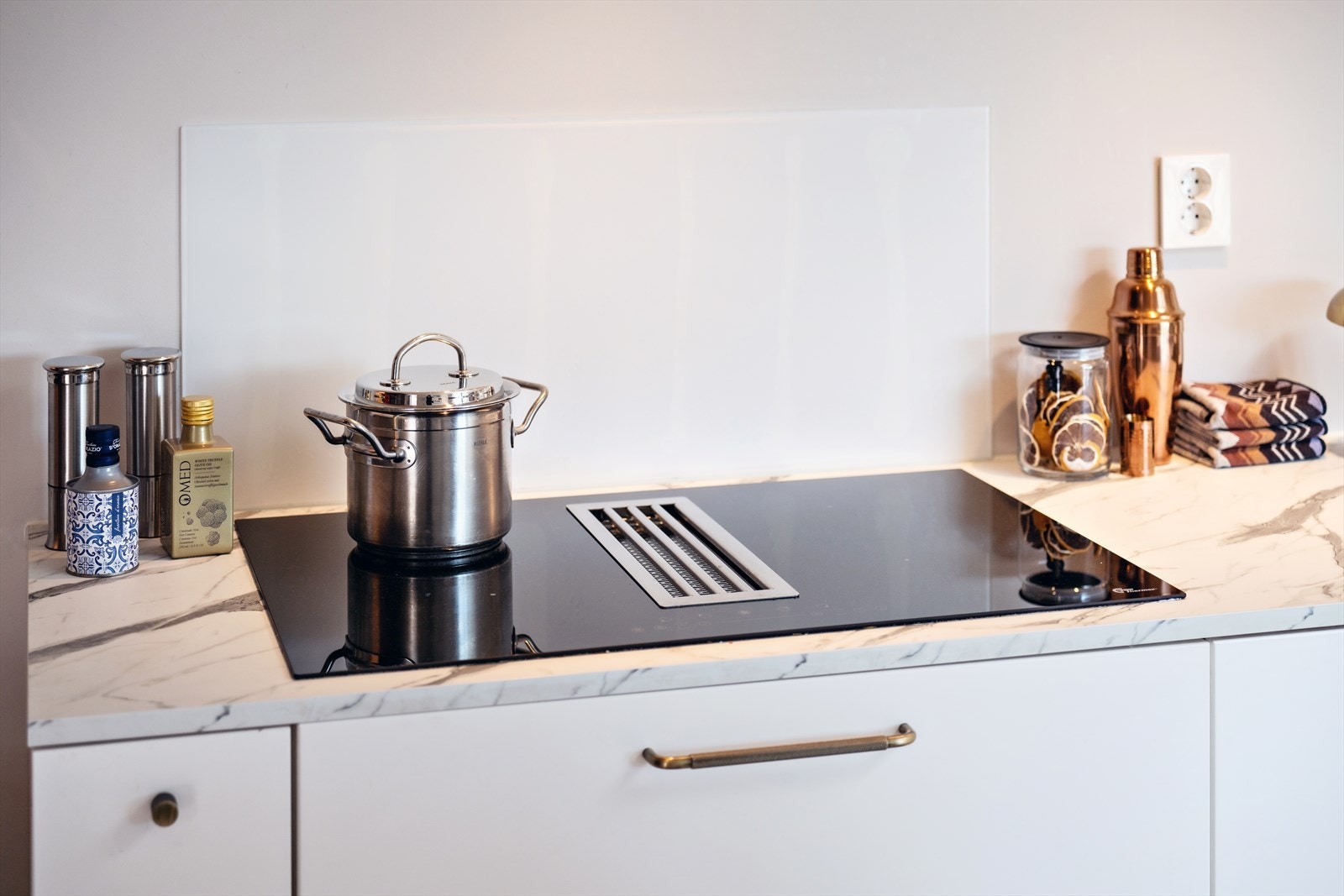 Kjøkkenet er godt utstyrt med integrerte hvitevarer, inkludert kjøl/fryseskap, oppvaskmaskin, stekeovn og platetopp med integrert ventilator. Galleribilde