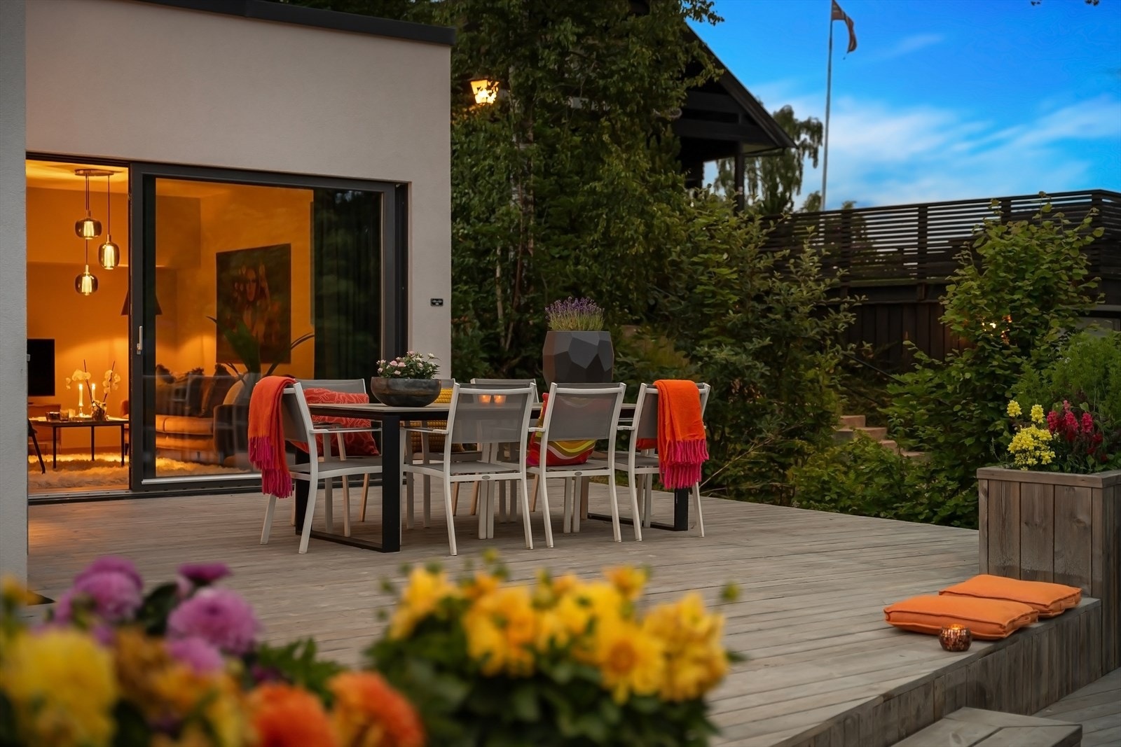 Pen terrasse på 125 m² som strekker seg rundt forsiden av boligen. Galleribilde