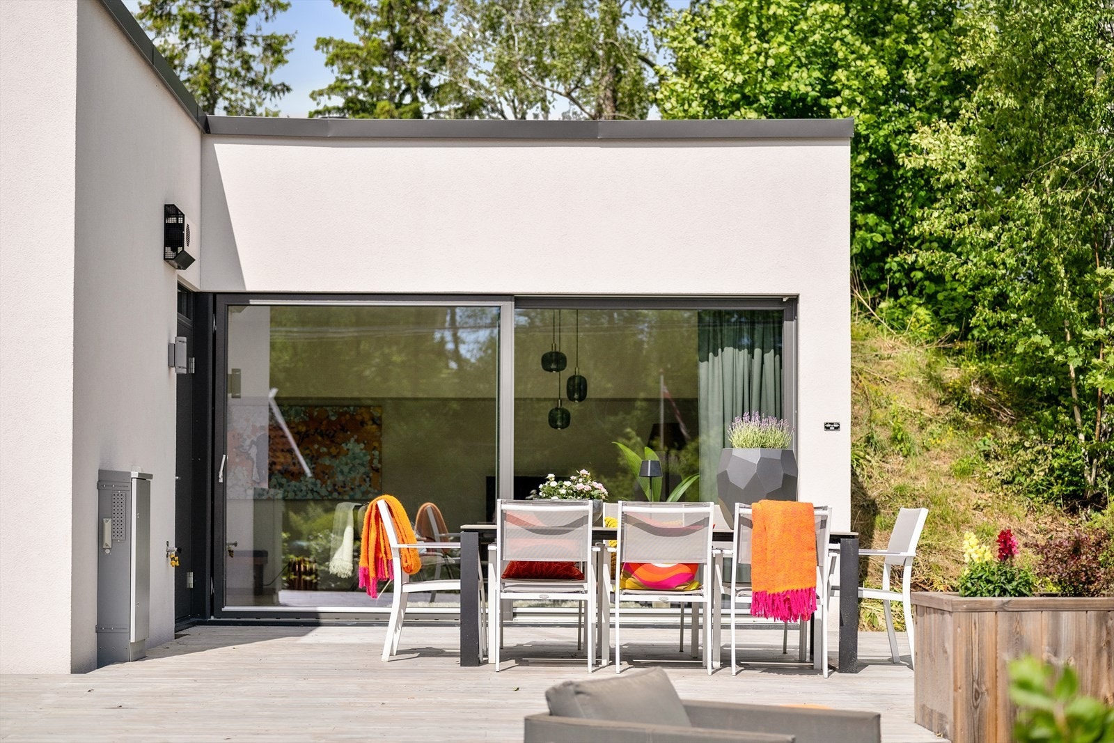 Boligen har en stor terrasse på ca. 125 kvm, som fungerer som en naturlig forlengelse av oppholdsrommene. Galleribilde