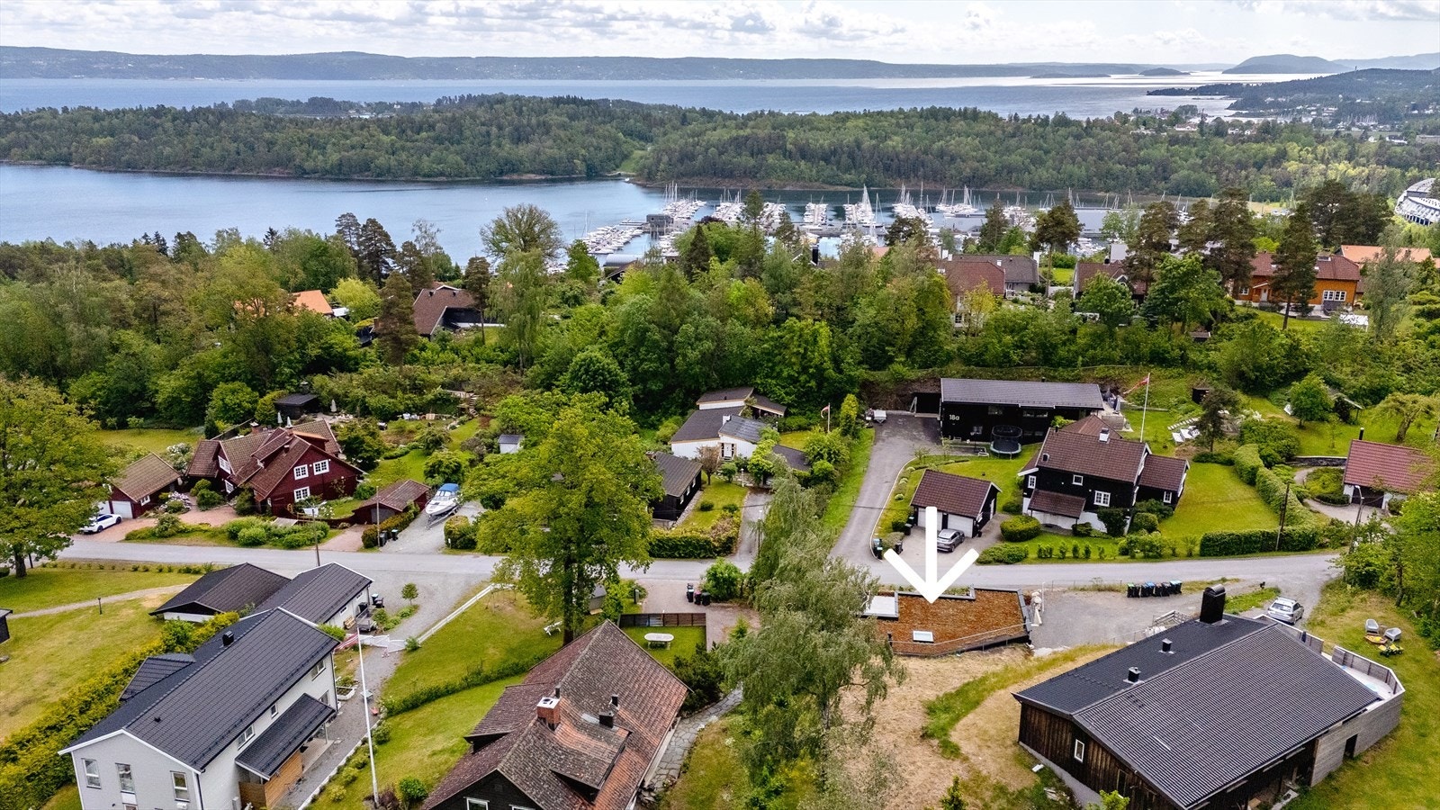 Gode barne- og fritidstilbud i nærheten, samt enkel tilgang til butikker, skoler, tog og ekspressbuss gjør dette til et ettertraktet nabolag. Galleribilde