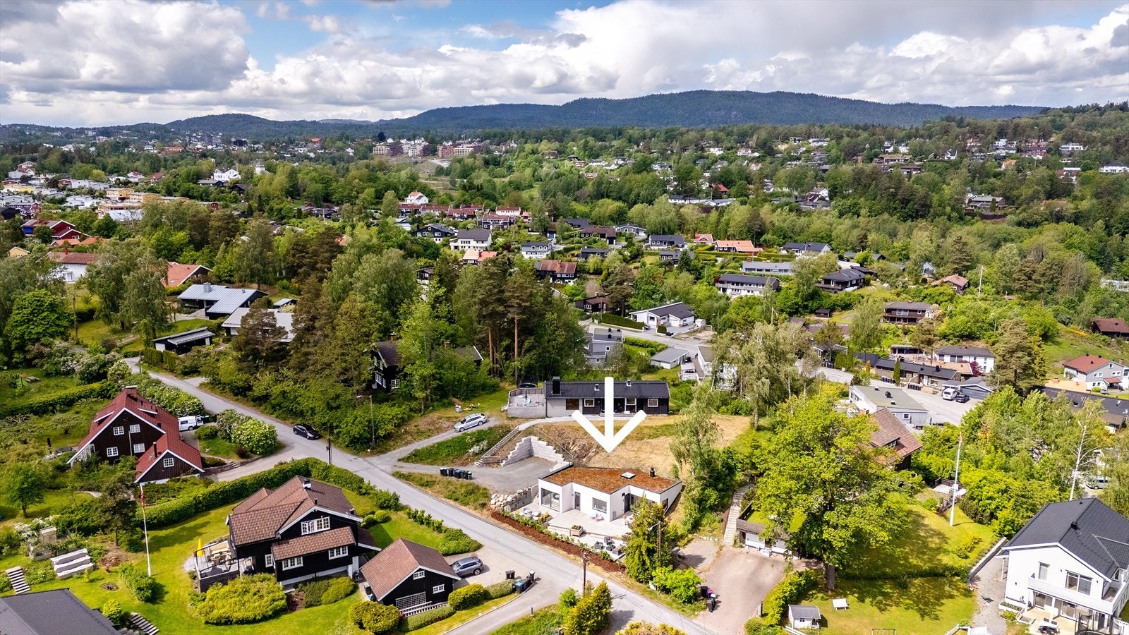 Boligen ligger i et populært og naturnært område på Nedre Båstad, nær turstier, Hvalstrand, Leangbukta og Asker sentrum. Galleribilde
