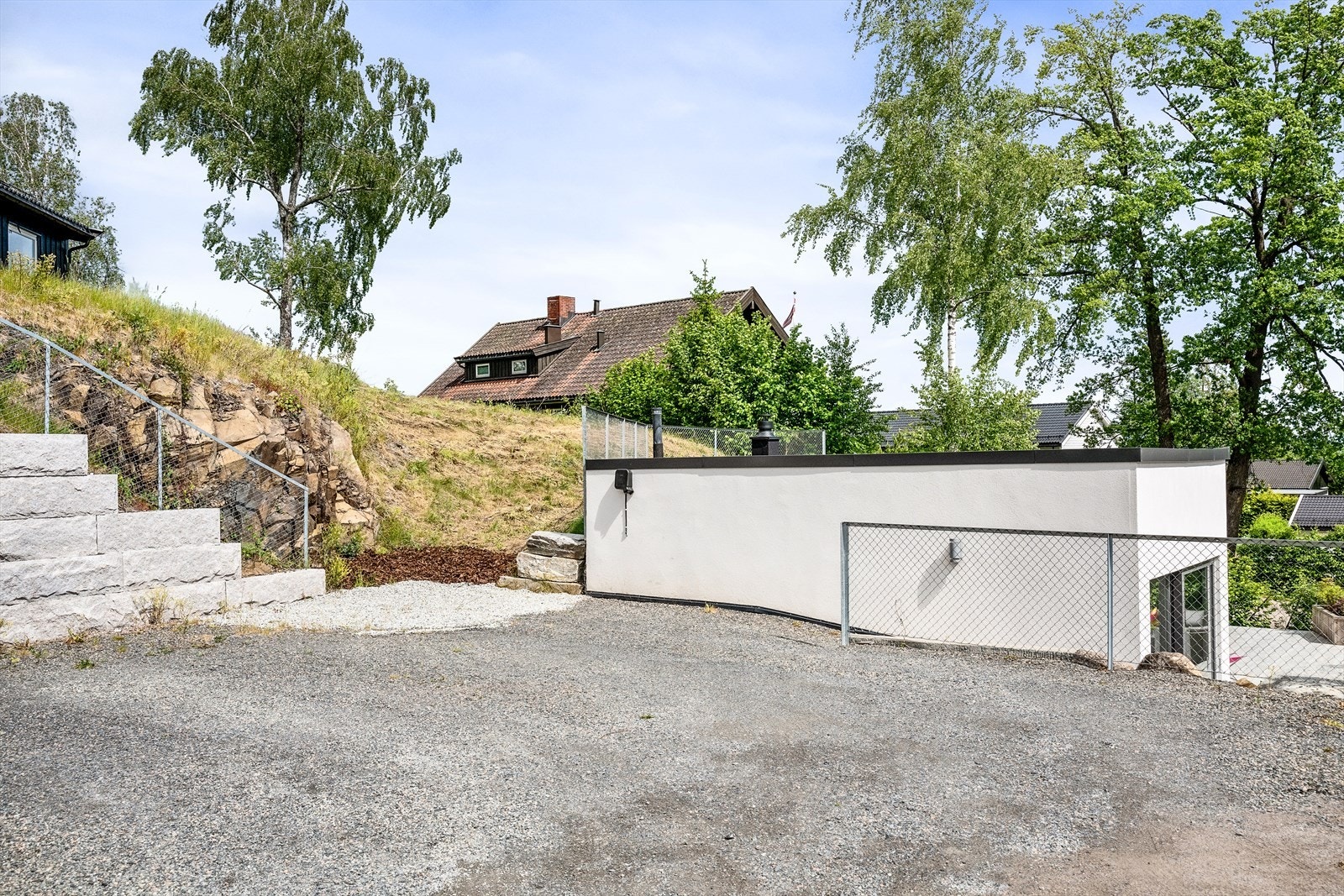 Iht. seksjoneringen er gårdsplassen betegnet som fellesområde for de to seksjonene. Det fremkommer av kartet at det er avsatt plass for etablering av en delt garasje. Per i dag er det da mulighet for å parkere en bil, innerst mot huset. Galleribilde