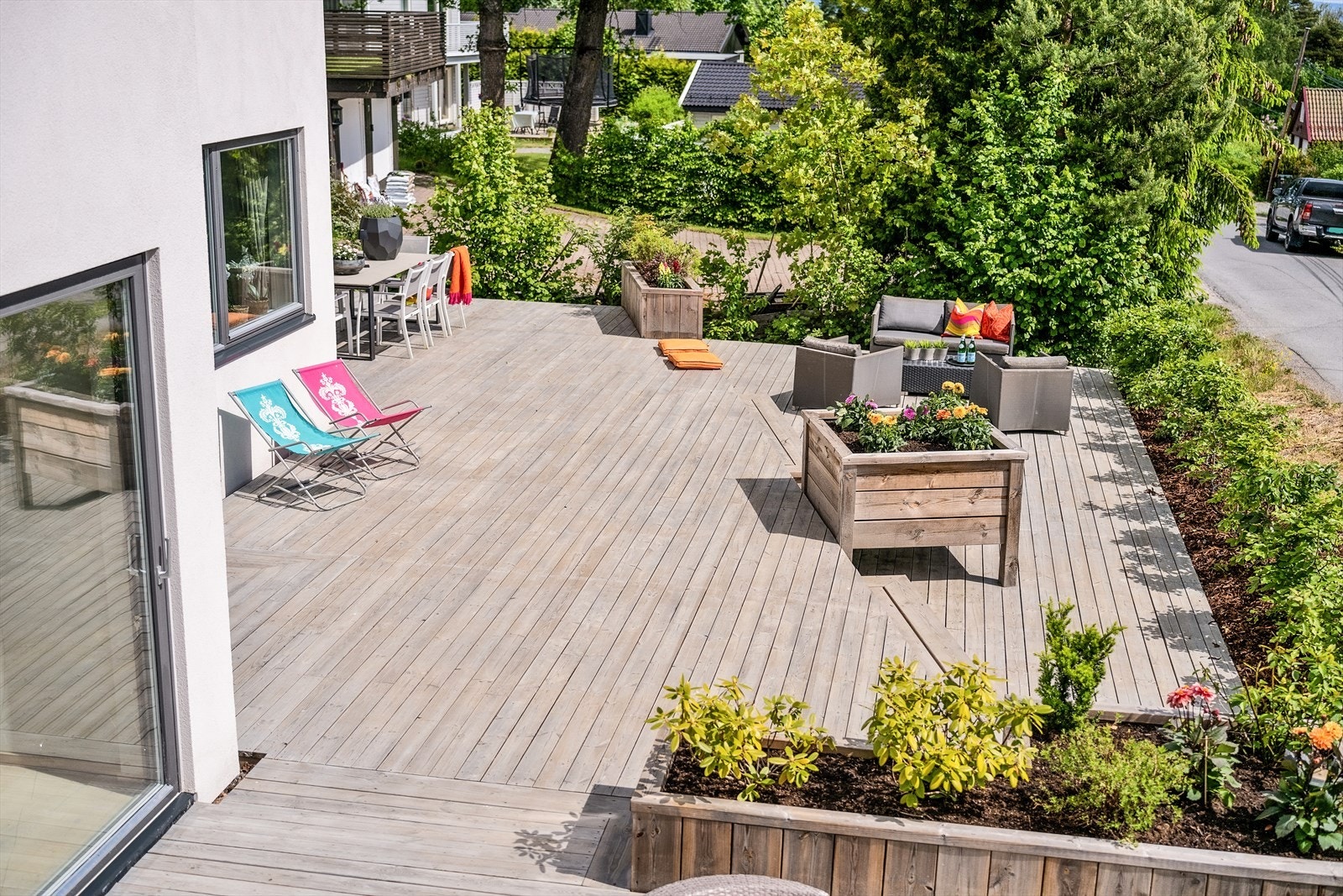 Her kan du kombinere spisebord for hyggelige måltider utendørs, loungegruppe for avslapning, solsenger for late sommerdager og en grillplass for sosiale sammenkomster. Galleribilde
