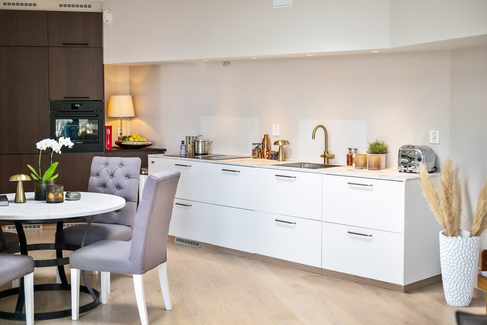 Benkeplaten i laminat har et elegant marmorert uttrykk. Galleribilde