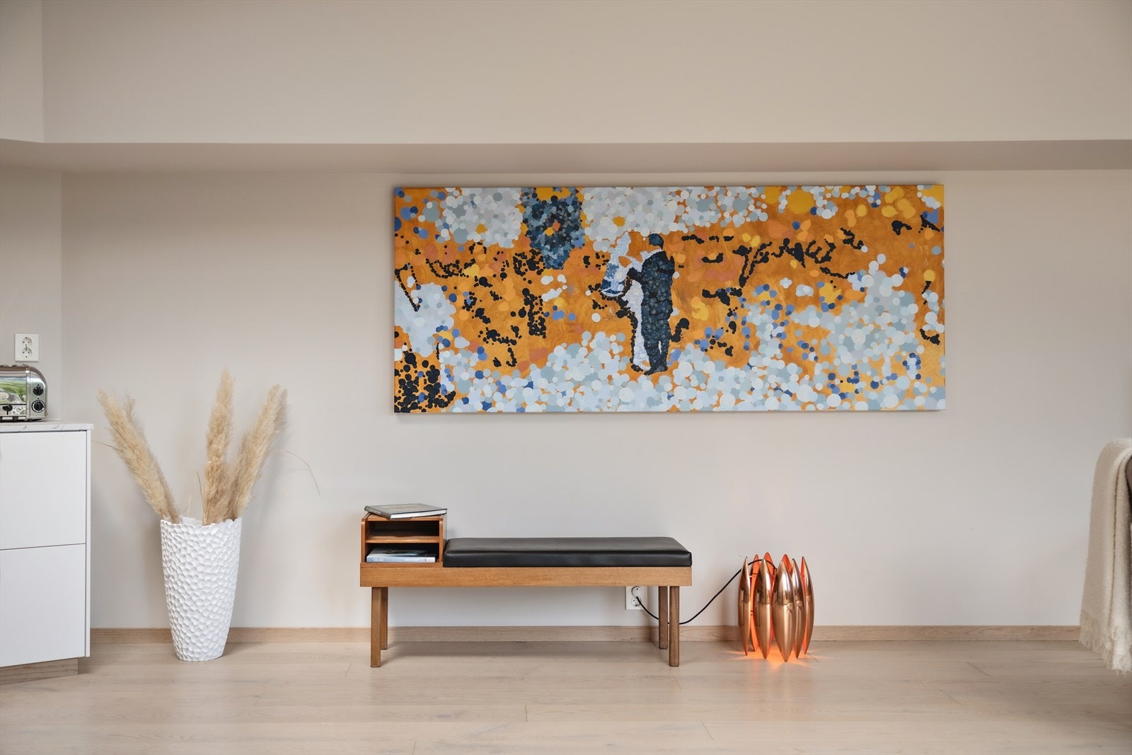 Rommet har en-stavs parkett på gulv og lysmalte flater som gir et moderne og lunt uttrykk. Galleribilde