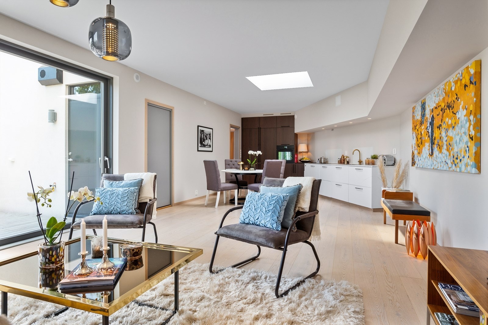 Planløsningen er åpen og sosial, med sømløs overgang mellom stue, spisestue og kjøkkenet - perfekt for både hverdag og selskapelighet. Galleribilde