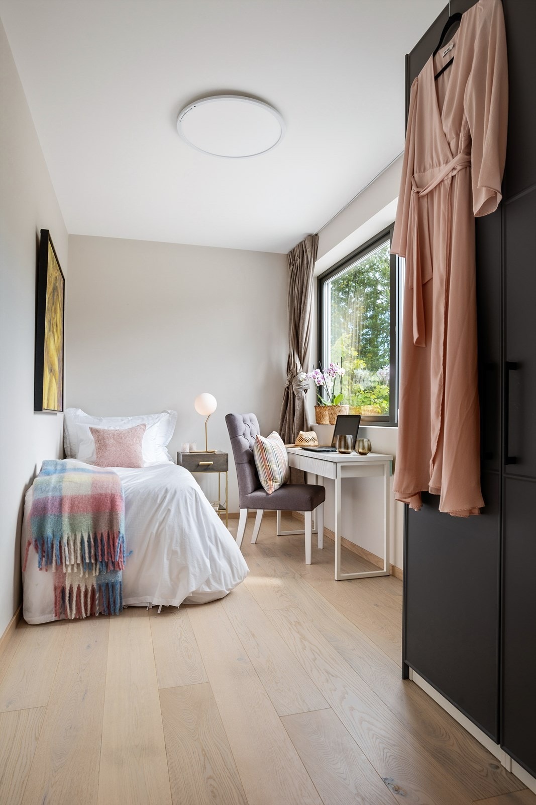 Her er det plass til både seng, skrivebord og oppbevaring. Galleribilde