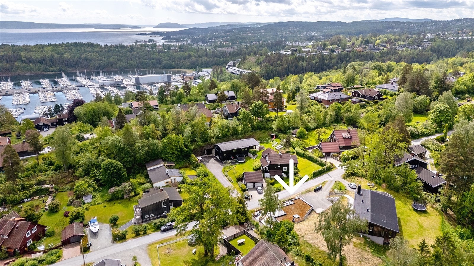 Oslo sentrum nås på ca. 25 min med bil og det er kun 2,4 km fra Asker sentrum. Galleribilde