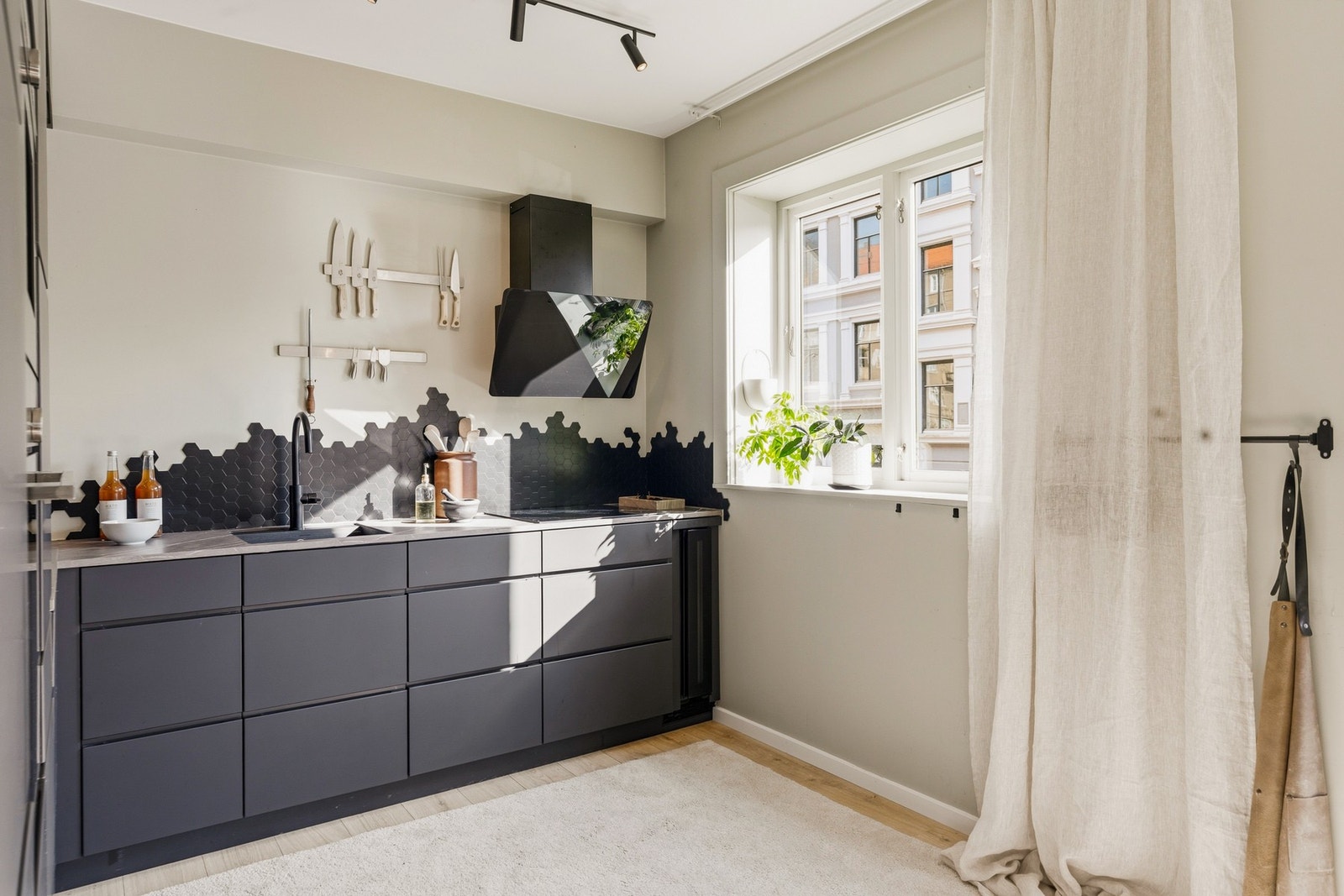 Boligen har mange vinduer og godt med lys. Galleribilde