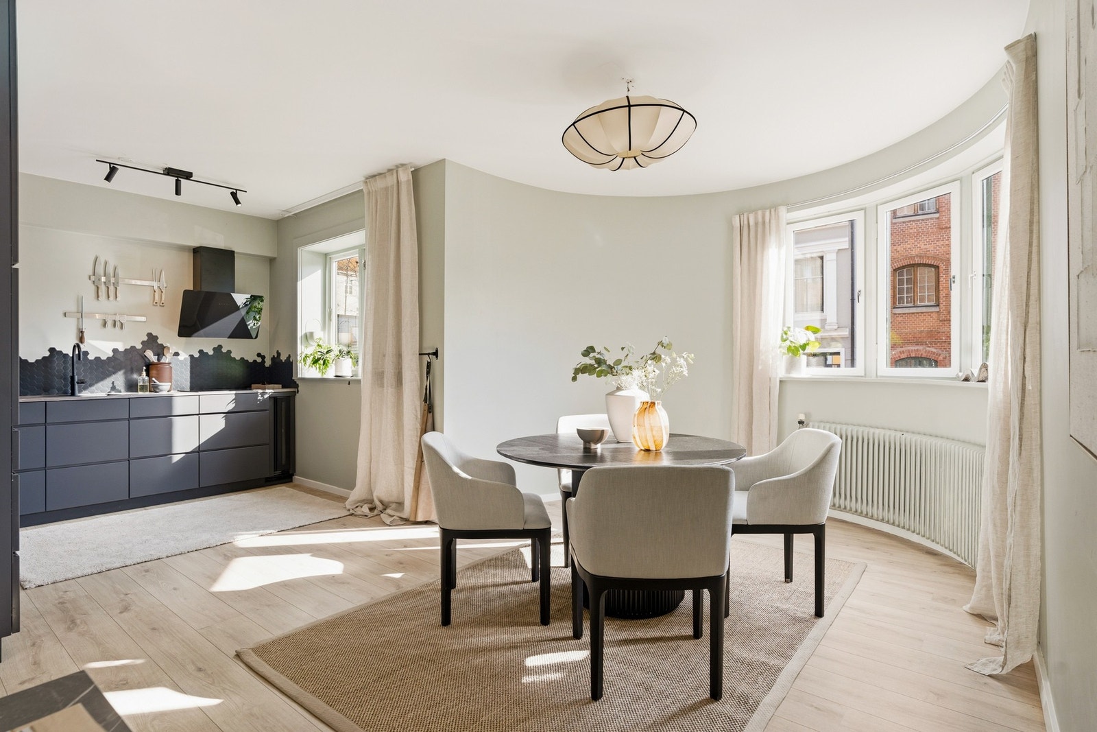 Kjøkkenet ligger i åpen, men tilbaketrukket løsning mot stuen. Galleribilde