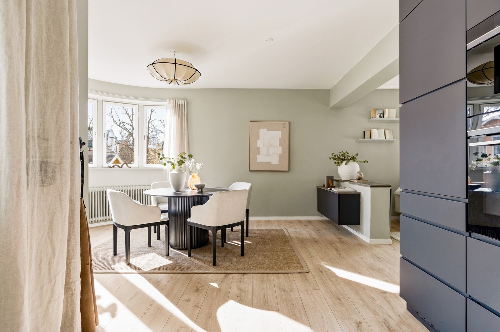 Stuen er lys og romslig, med vinduer på flere sider som slipper inn rikelig med dagslys. Galleribilde