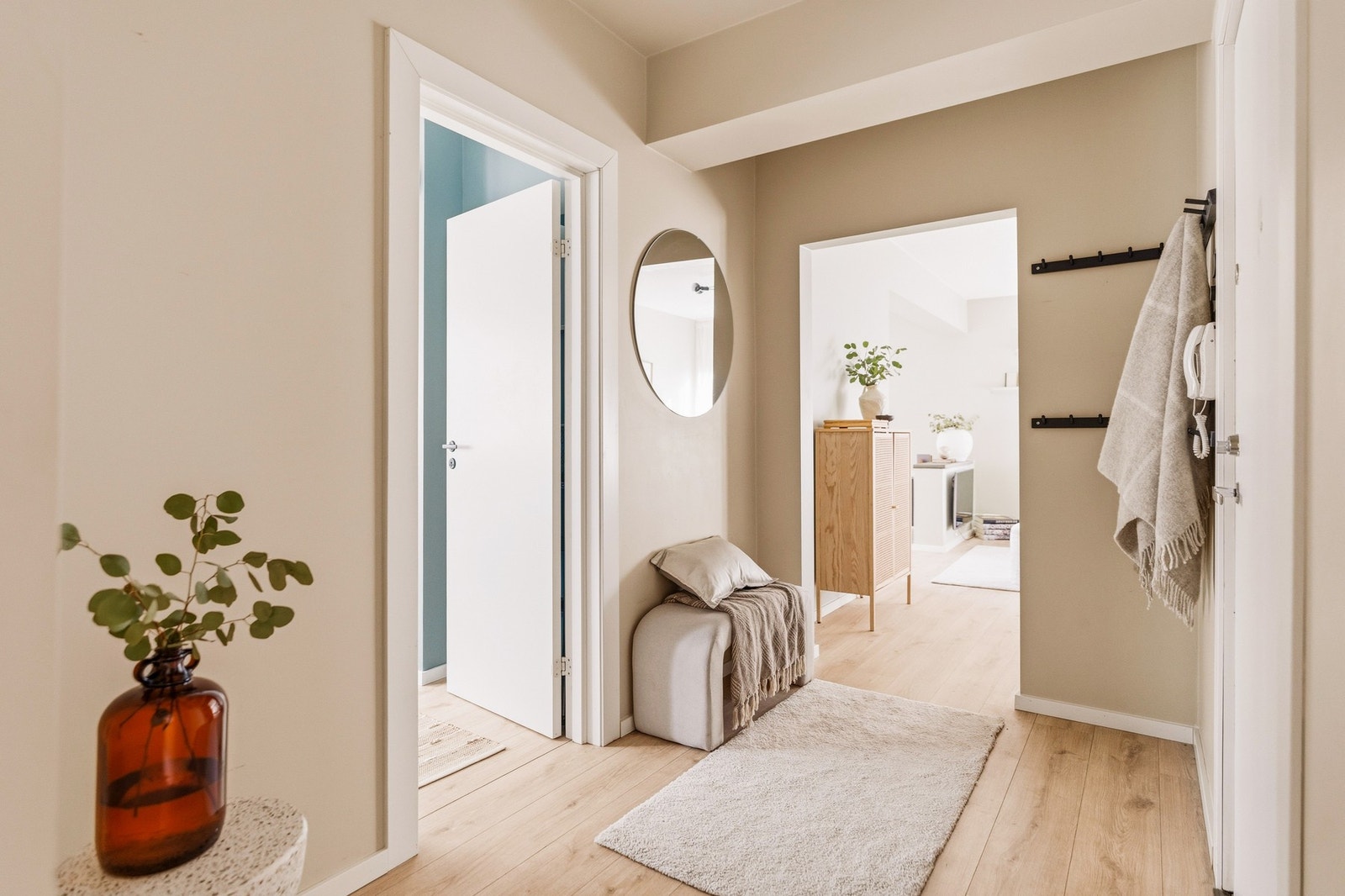 Innbydende entré med plass til yttertøy, kommode og en liten benk. Galleribilde