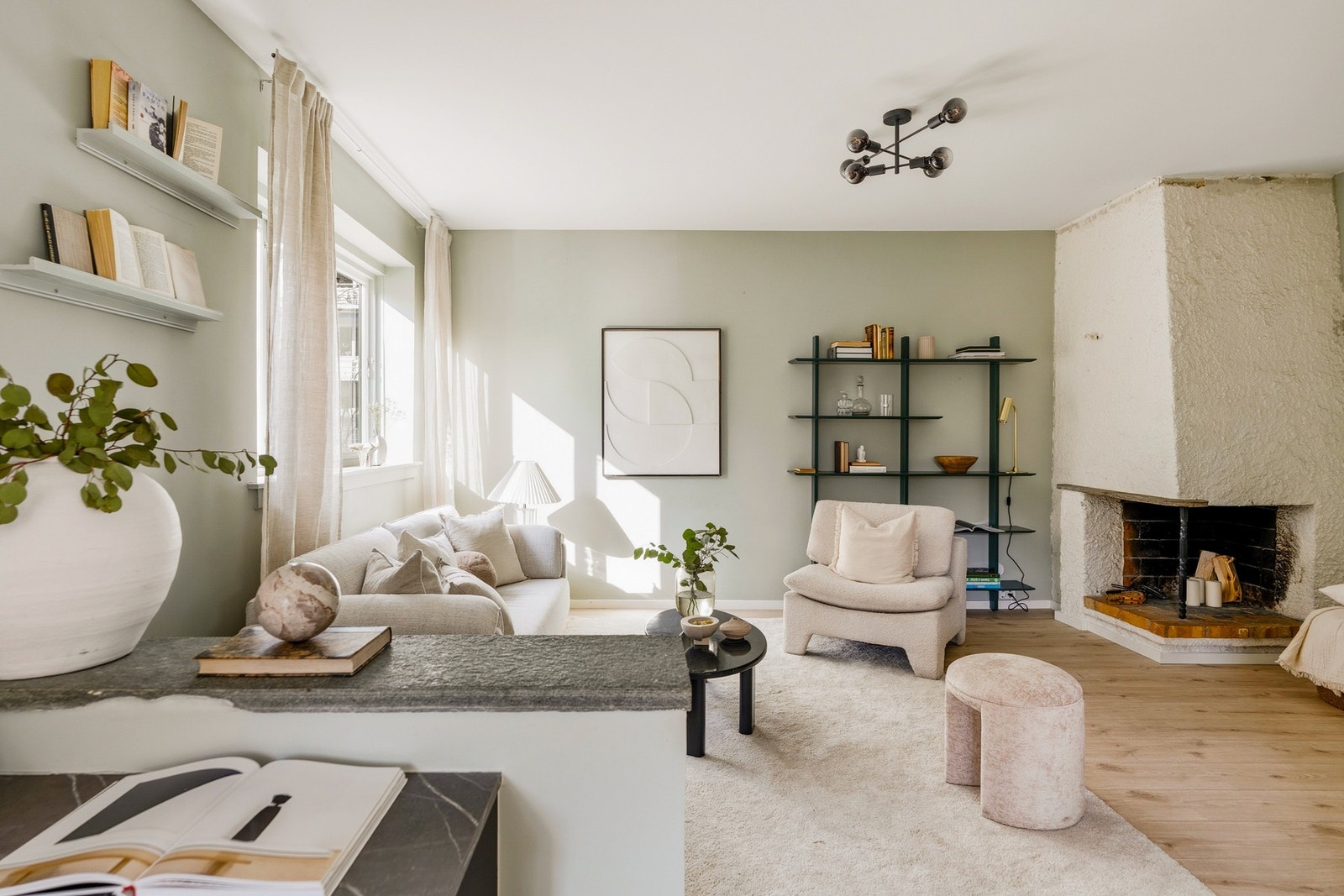 Rommet har god plass til både salong og spisegruppe, samtidig som det er mulighet for ekstra møblement etter behov og ønske. Galleribilde